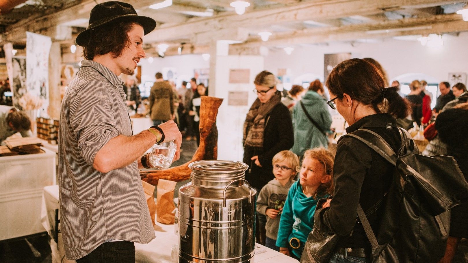 Kunst, Design und Handwerk in der Wiener Ottakringer Brauerei beim Feschmarkt. 