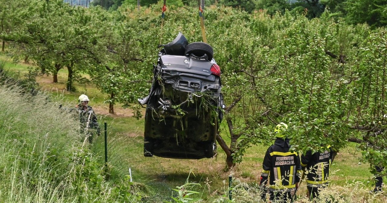 Der Pkw-Lenker krachte bei Willendorf gegen zwei Linienbusse.