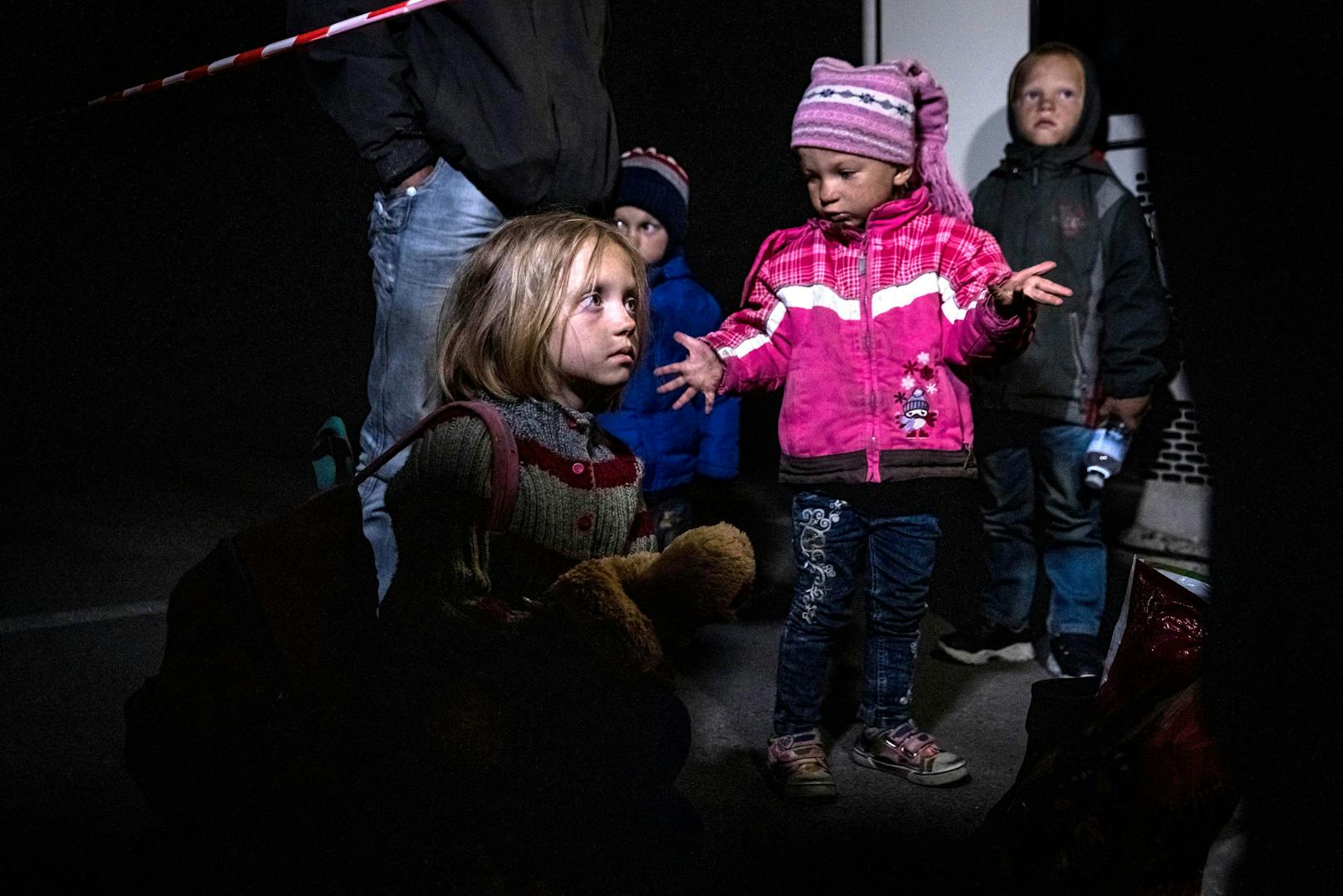 Unter den im Krieg nach Russland verschleppten Ukrainern sind nach Angaben des ukrainischen Staatschefs Wolodimir Selenski 200.000 Kinder.