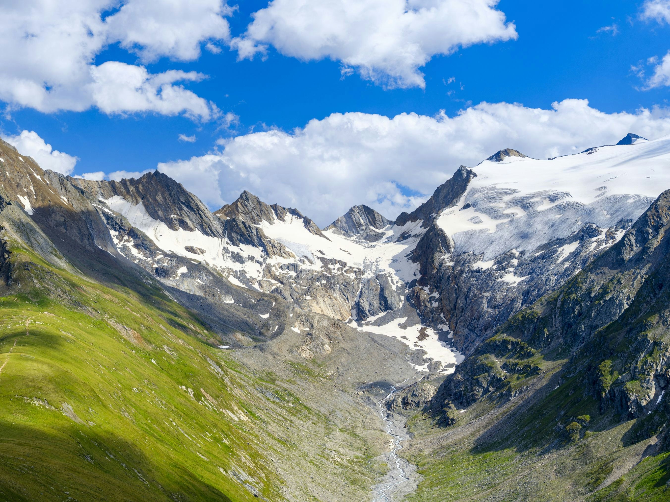 Download von www.picturedesk.com am 01.06.2022 (12:01).  Valley Rotmoostal and valley Gaisbergtal seen from Mt. Hohe Mut, Oetztal Alps in the nature park Oetztal near village Obergurgl. Europe, Austria, Tyrol - HighRes and HighQuality files on request! 11647x5907x24(RGB) - 20210811_PD11616 - Rechteinfo: Rights Managed (RM)