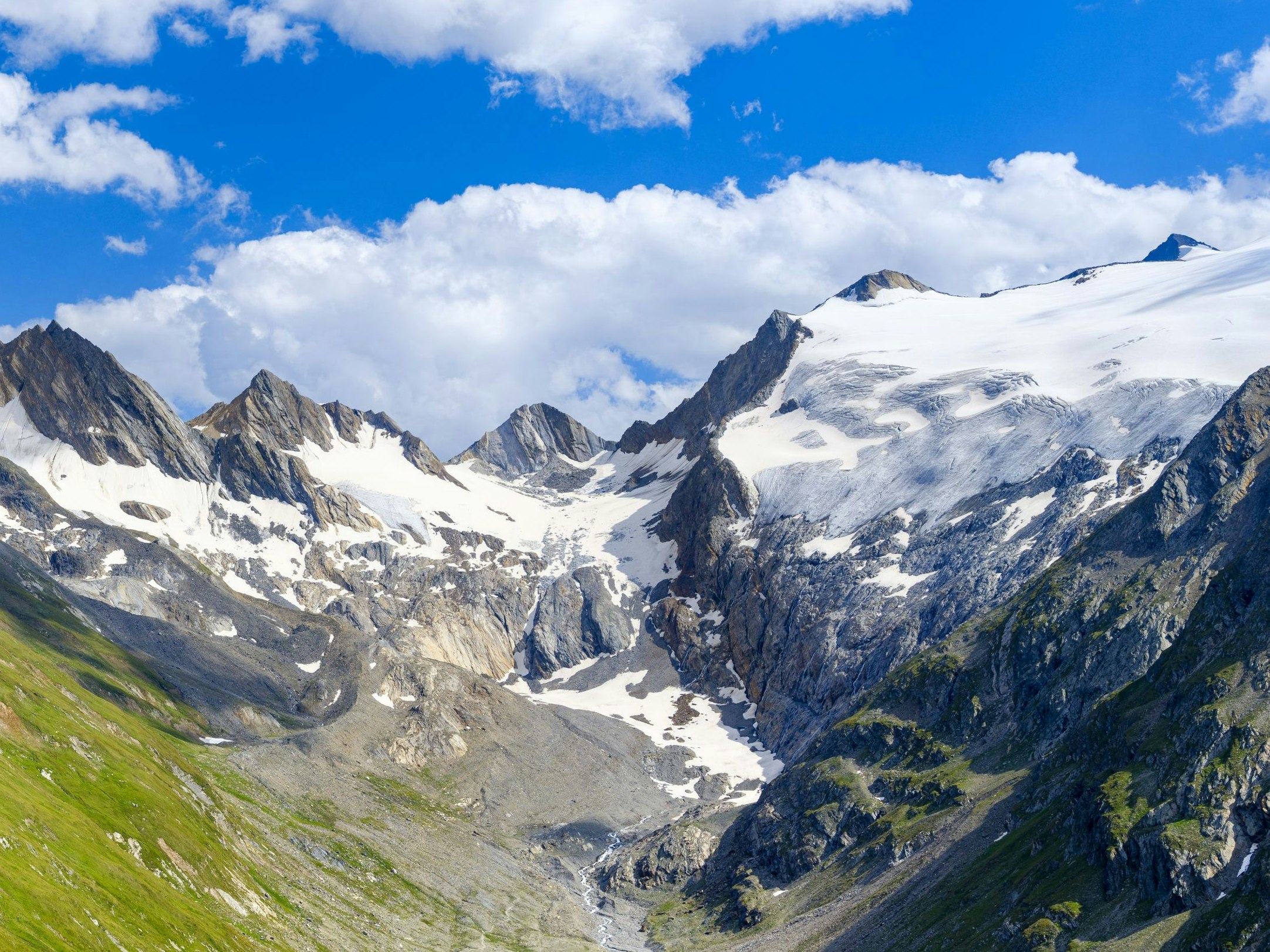 Download von www.picturedesk.com am 01.06.2022 (12:01).  Valley Rotmoostal and valley Gaisbergtal seen from Mt. Hohe Mut, Oetztal Alps in the nature park Oetztal near village Obergurgl. Europe, Austria, Tyrol - HighRes and HighQuality files on request! 11647x5907x24(RGB) - 20210811_PD11616 - Rechteinfo: Rights Managed (RM)