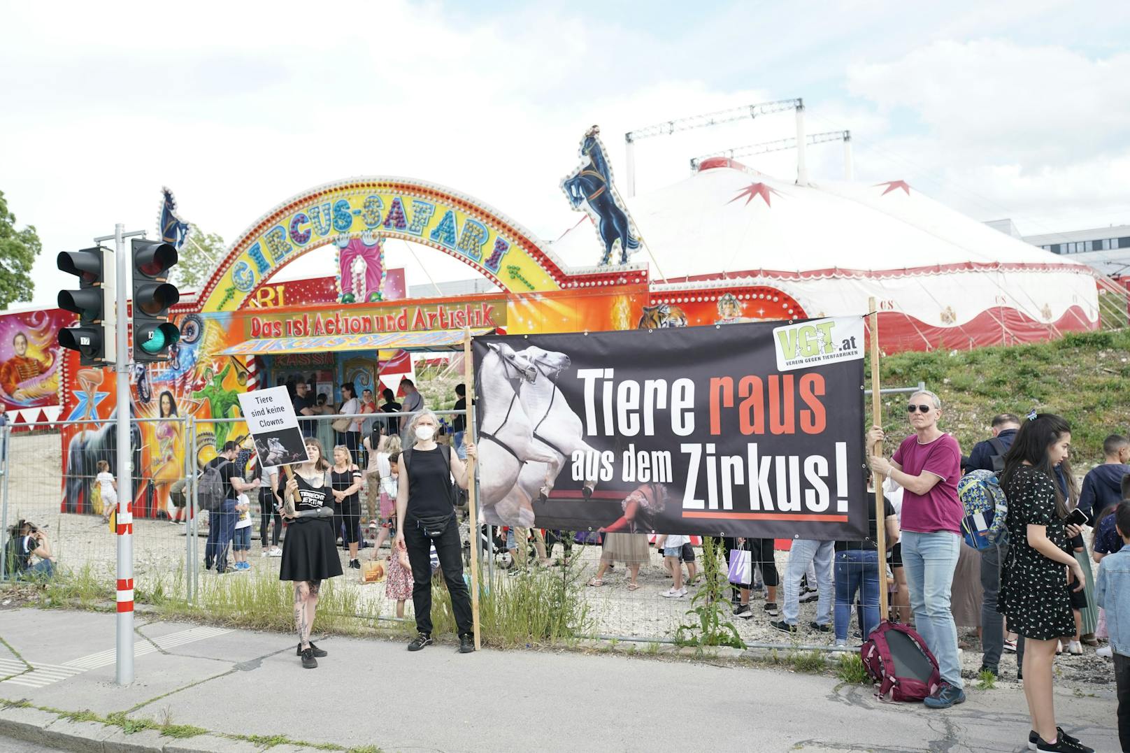 Mit Plakaten fanden sich die Tierschützer vor dem Zirkuszelt am Margaretengürtel ein. Das Motto: "Tiere raus aus dem Zirkus".