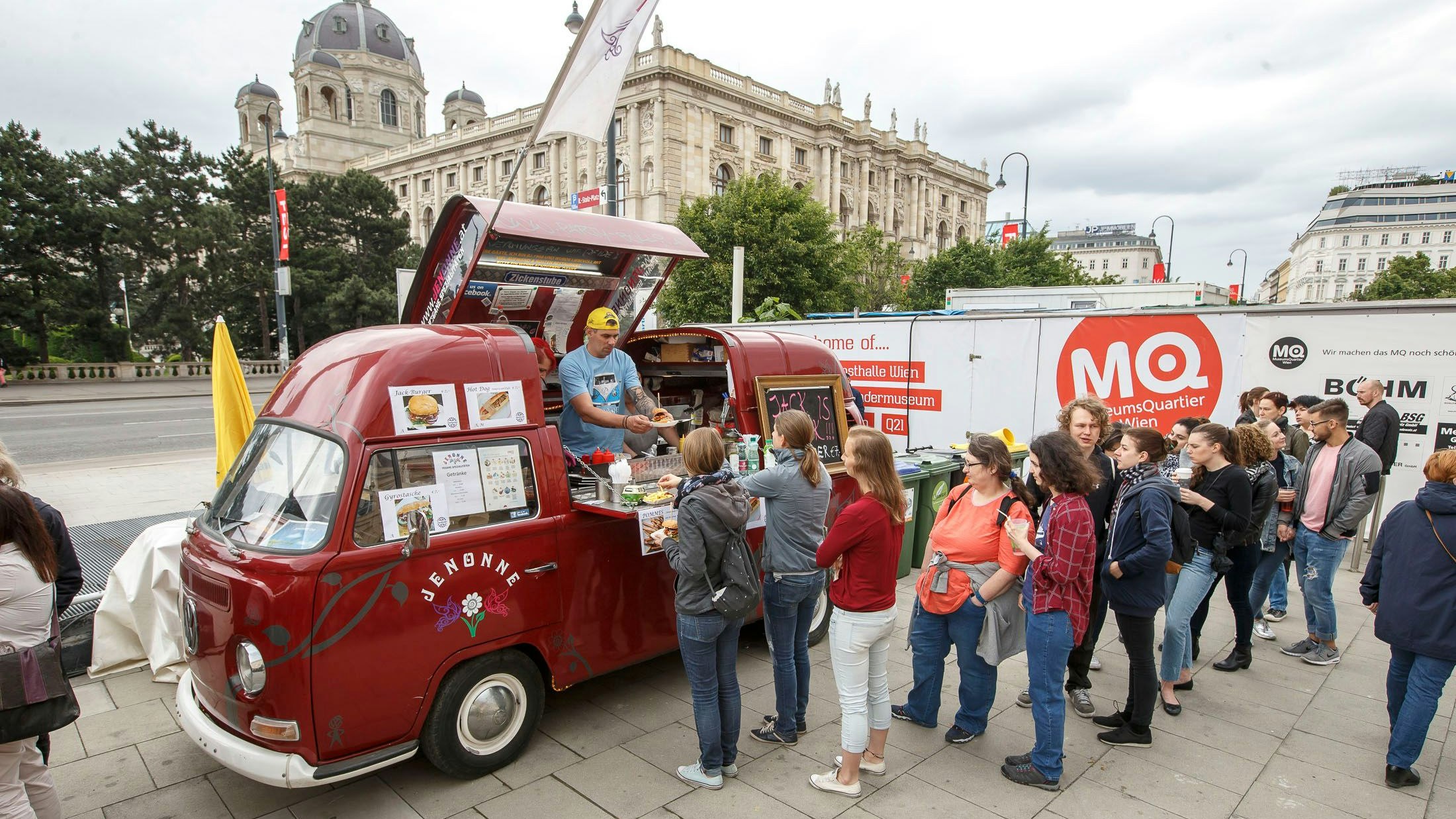 Streetfood und insgesamt 120 Standln warten auf Besucherinnen und Besucher.