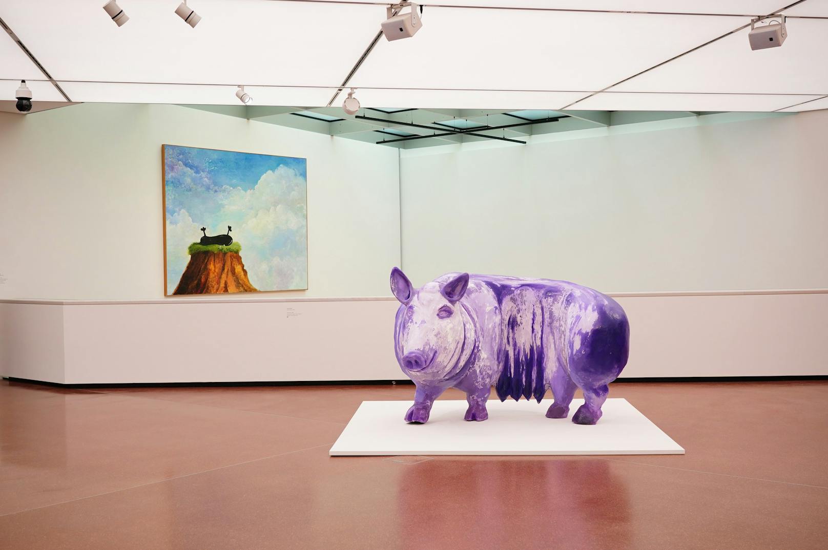 Eines der Highlights:&nbsp;Die überlebensgroße Schweineskulptur "UR Mutter", die Künstlerin <strong>Lena Henke</strong> violett bemalte.