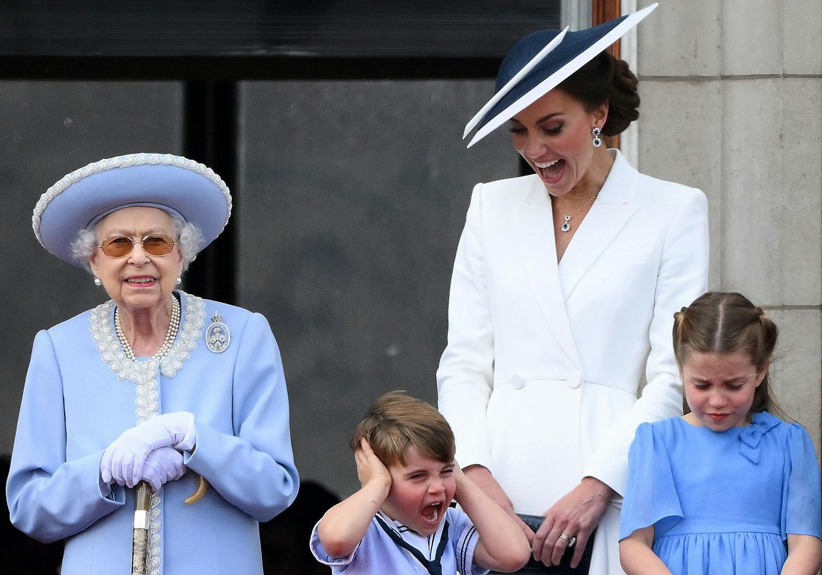 Während die Königin in Plauderlaune war, gefiel es den Kindern von Prinz William und Kate nicht so gut.