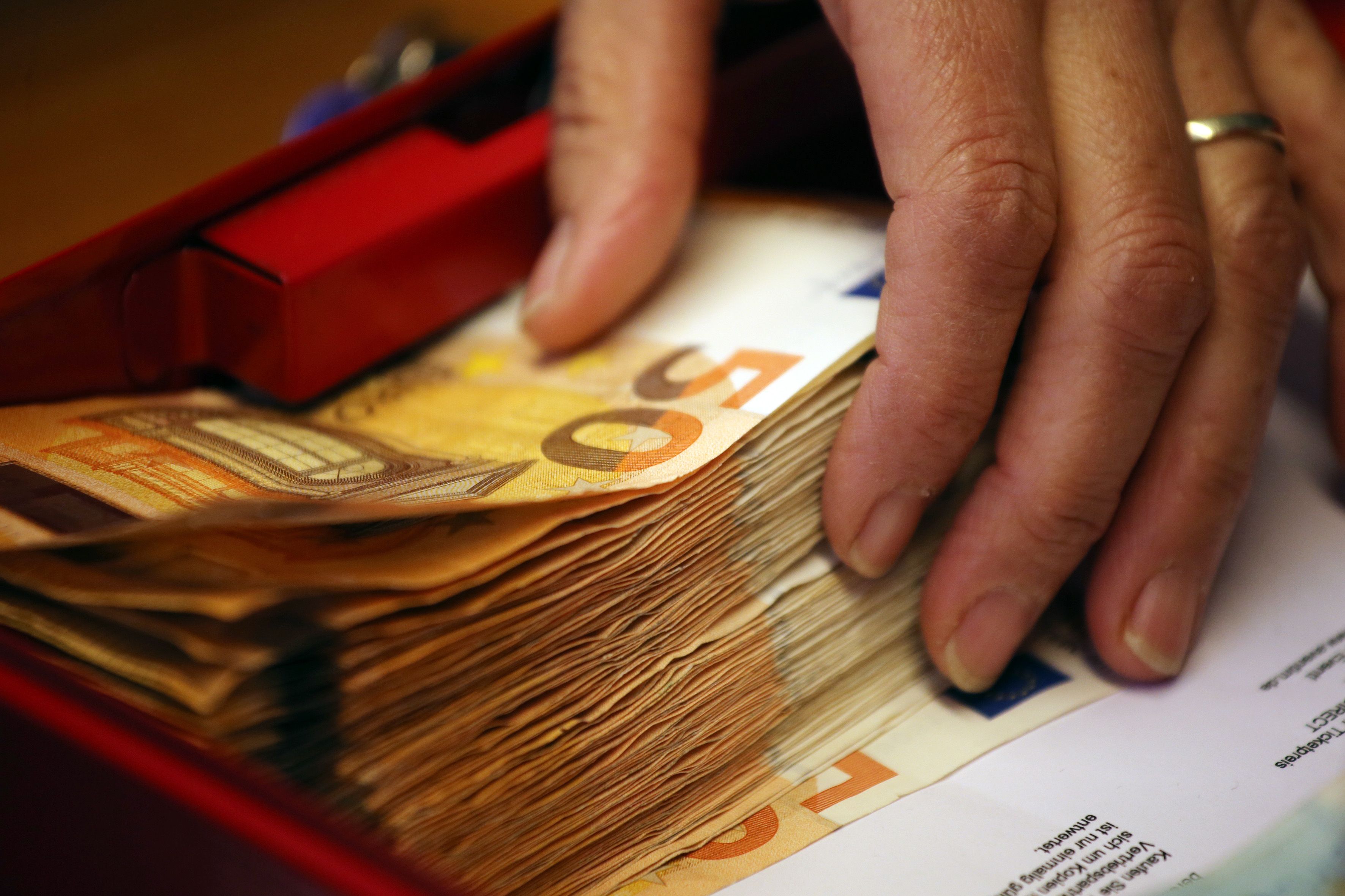 Für ihren vermeintlichen Flirt verschuldete sich die Frau sogar massiv.