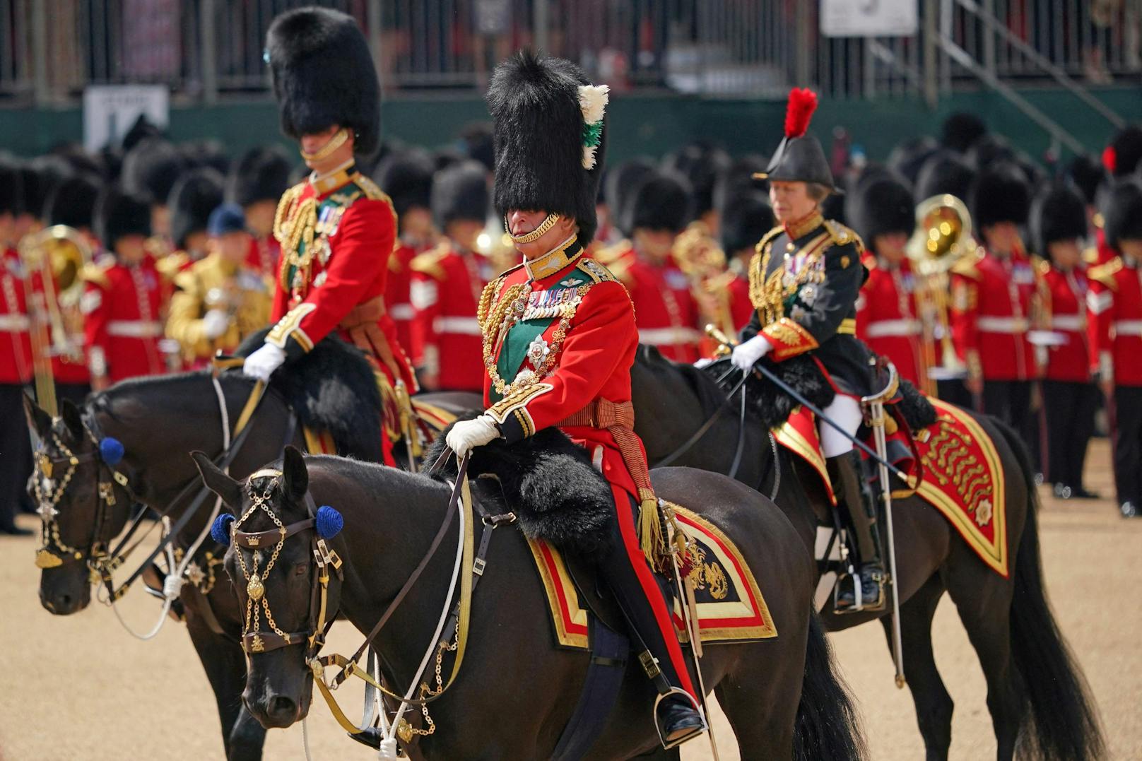 Zusammen mit seiner Schwester Prinzessin Anne und seinem Sohn Prinz William ritt er am Pferd bei der Parade. 