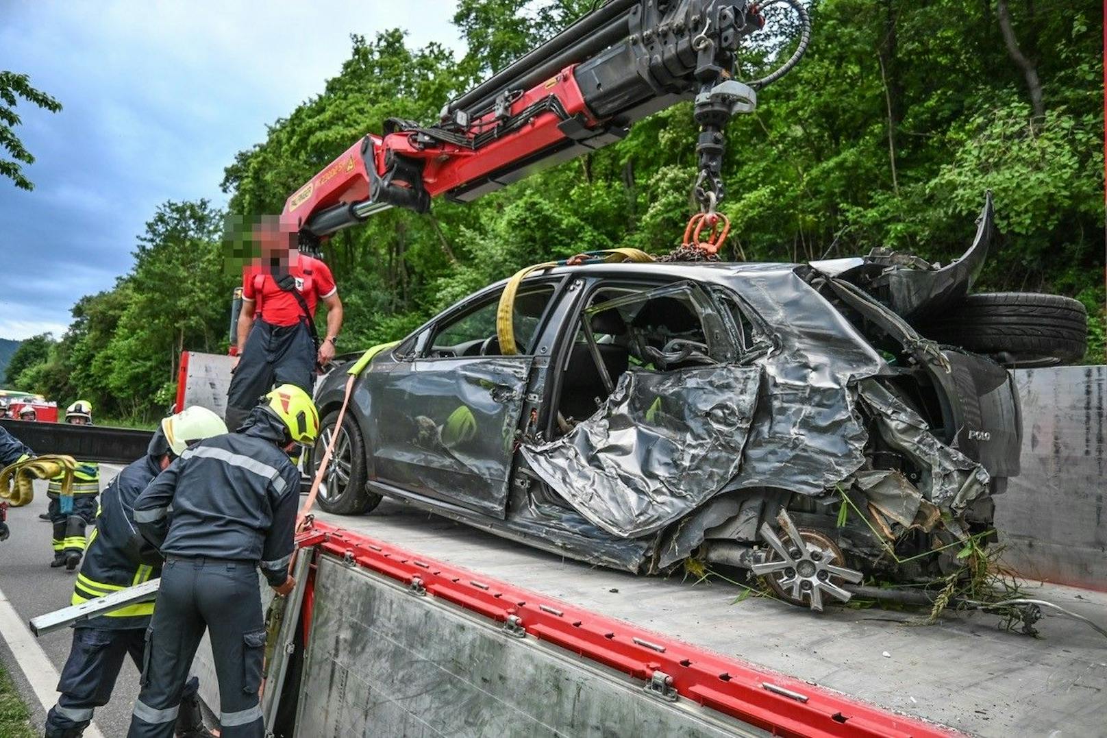 Der Pkw-Lenker krachte bei Willendorf gegen zwei Linienbusse.