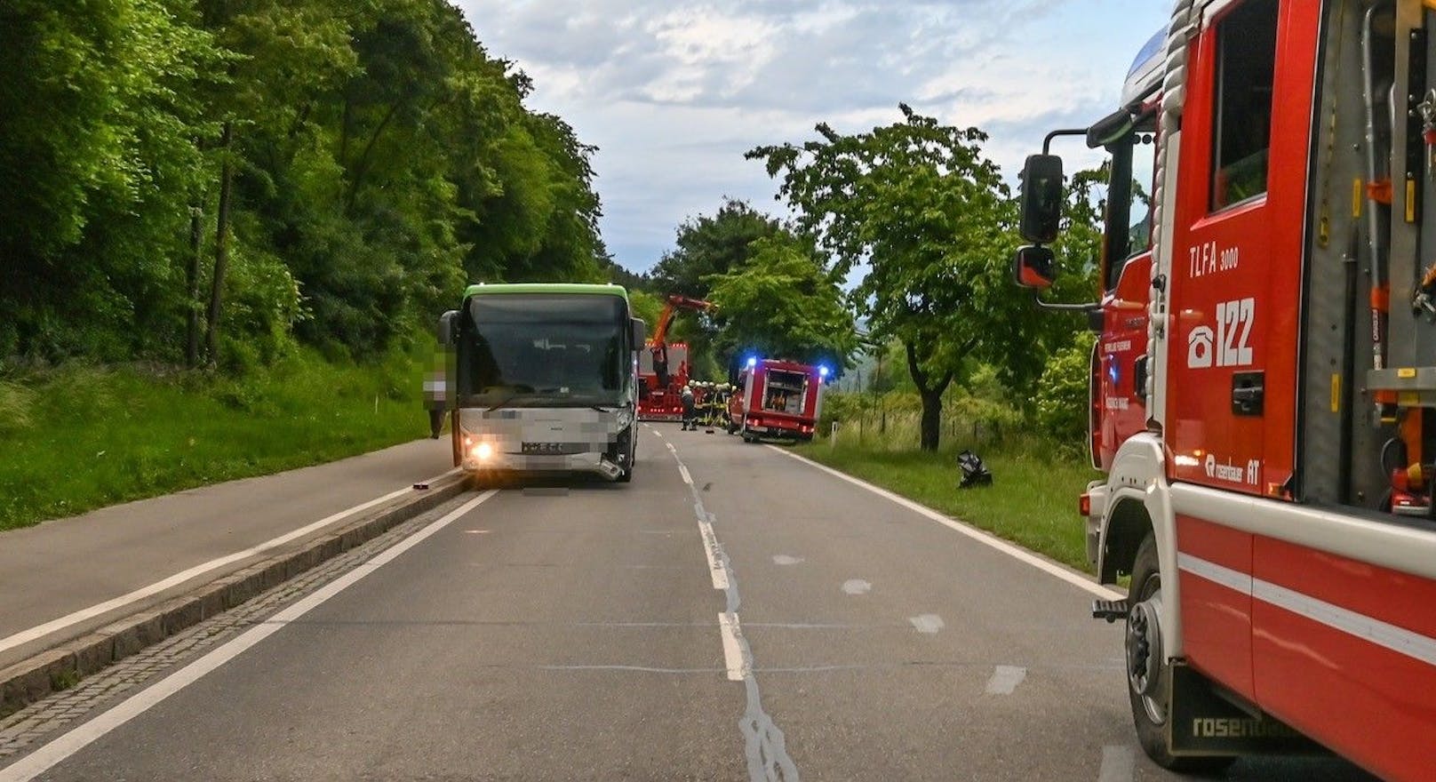 Der Pkw-Lenker krachte bei Willendorf gegen zwei Linienbusse.