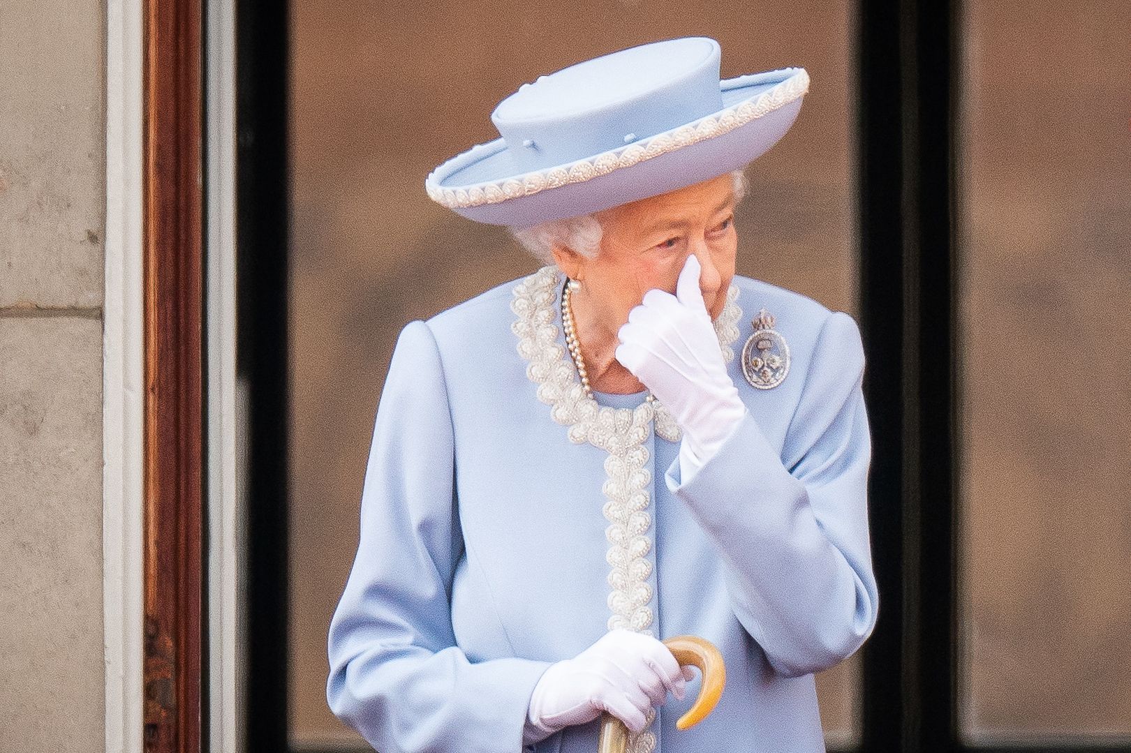 Download von www.picturedesk.com am 02.06.2022 (15:11).  Queen Elizabeth II watching from the balcony at Buckingham Palace for the Trooping the Colour ceremony at Horse Guards Parade, central London, as the Queen celebrates her official birthday, on day one of the Platinum Jubilee celebrations. Picture date: Thursday June 2, 2022. PA Photo. See PA story ROYAL Jubilee. Photo credit should read: Aaron Chown/PA Wire (Photo by Aaron Chown / PA / AFP) - 20220602_PD5986 - Rechteinfo: Rights Managed (RM) Nur für redaktionelle Nutzung! Werbliche Nutzung erfordert Freigabe: bitte schicken Sie uns eine Anfrage.