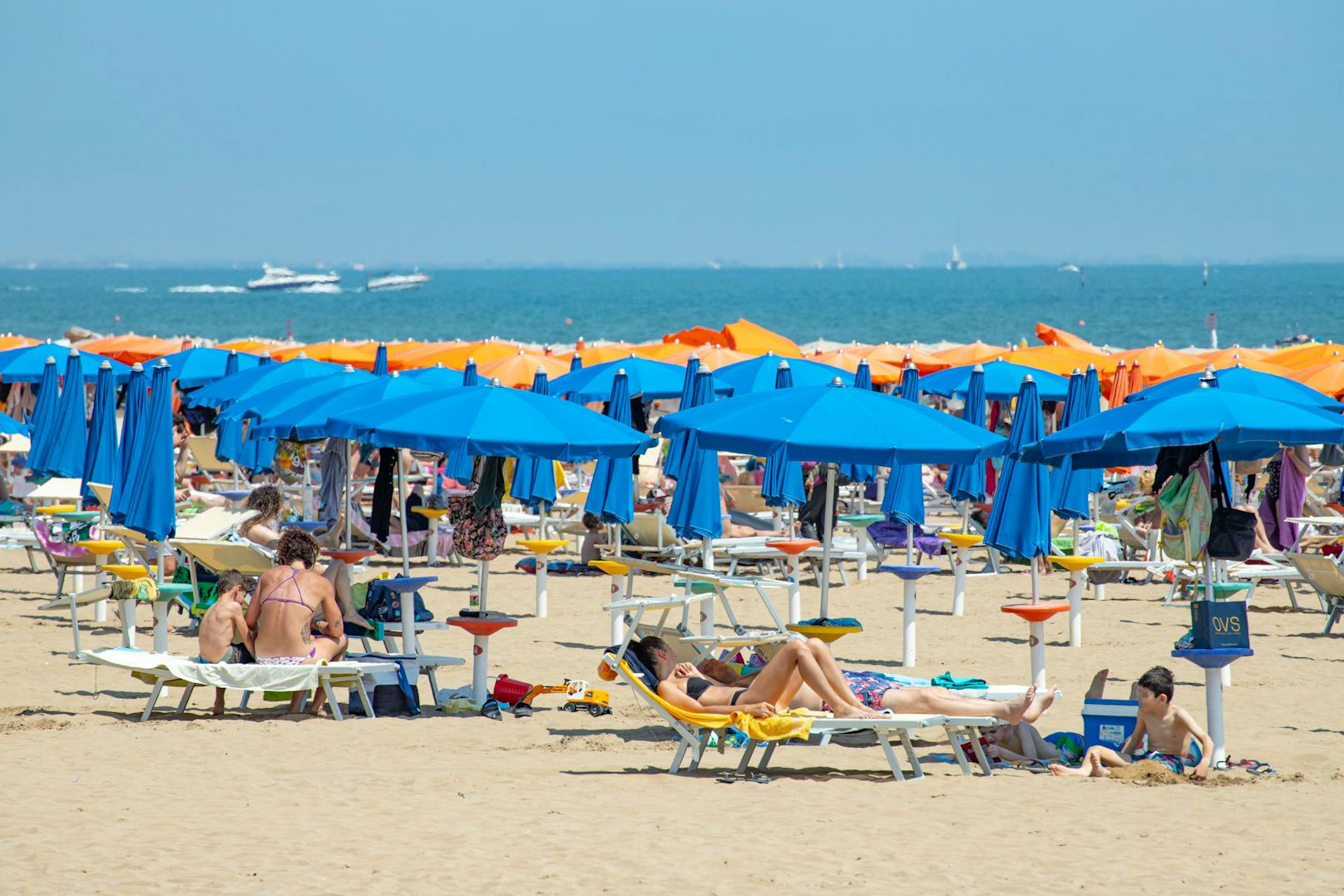 Auf den meisten Strandabschnitten in Italien gibt es ohne Liege und Sonnenschirm kein Baden – und die sind um 20 bis 50 Cent am Tag teurer geworden.