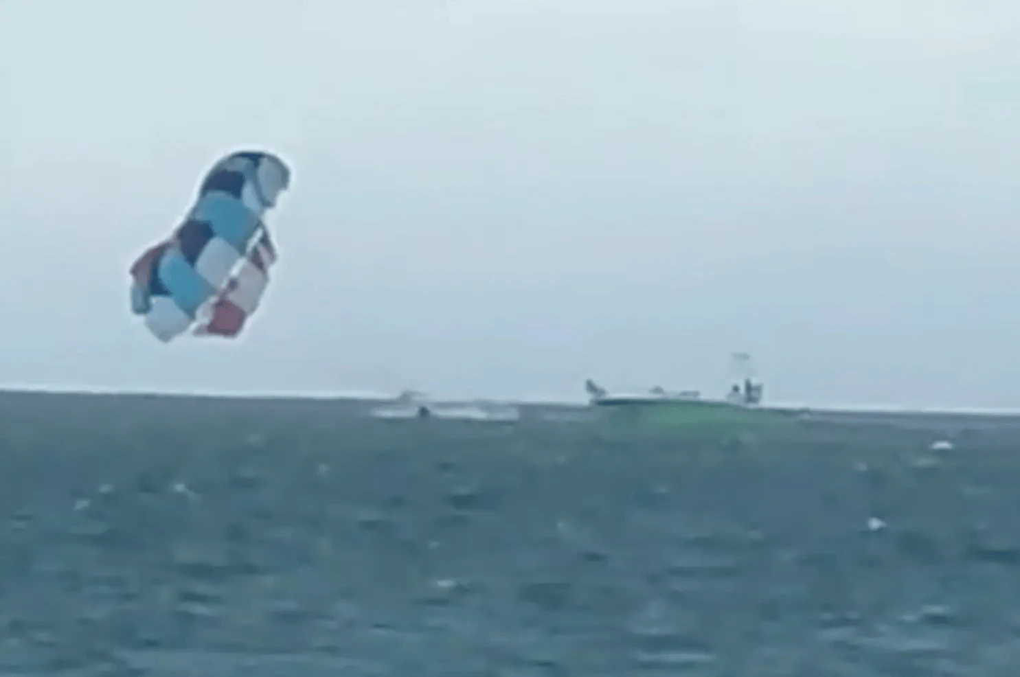 Wegen starker Winde sorgte sich der Bootskapitän um die Sicherheit an Deck und kappte die Verbindung zum Parasail. 