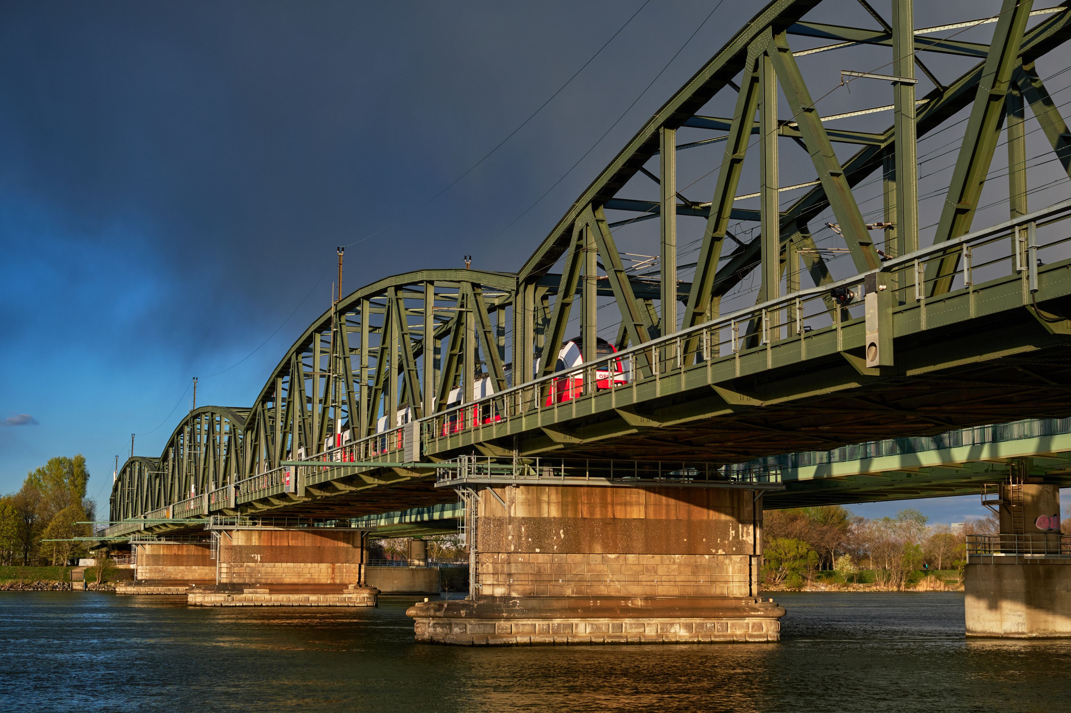Ein 16-Jähriger wurde am Mittwoch von Passanten aus der Donau gerettet (Symbolbild).