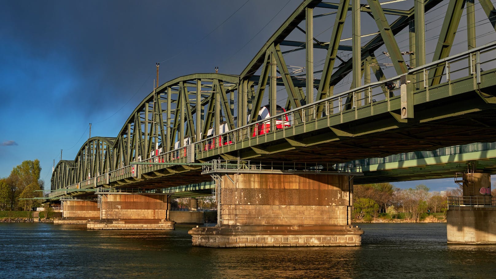 Ein 16-Jähriger wurde am Mittwoch von Passanten aus der Donau gerettet (Symbolbild).