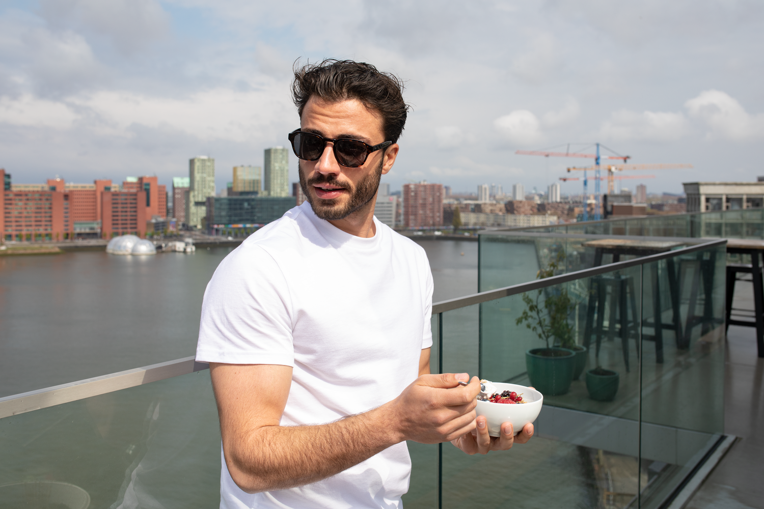 Eine umfangreiche Palette an Sonnenbrillenmodellen für SIE und IHN gibt es online und in mehr als 130 Pearle-Filialen in ganz Österreich.