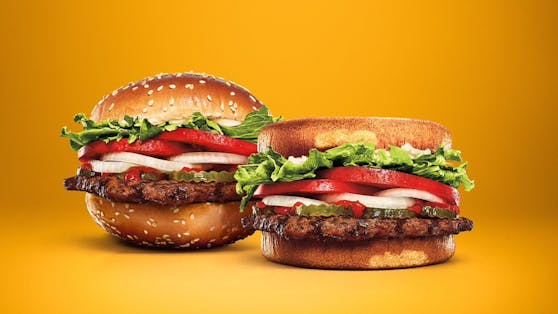Die Zutaten sind die gleichen geblieben, nur beim Brötchen gibt es eine Änderung: Zwei gleiche Hälften pro Burger.