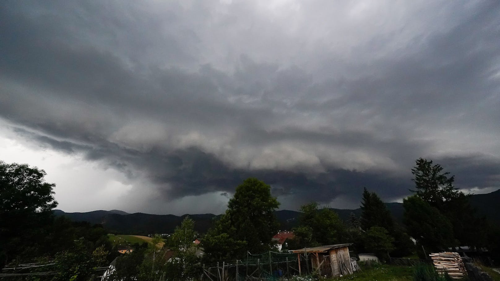 Eine Gewitterwolke zieht über Österreich.