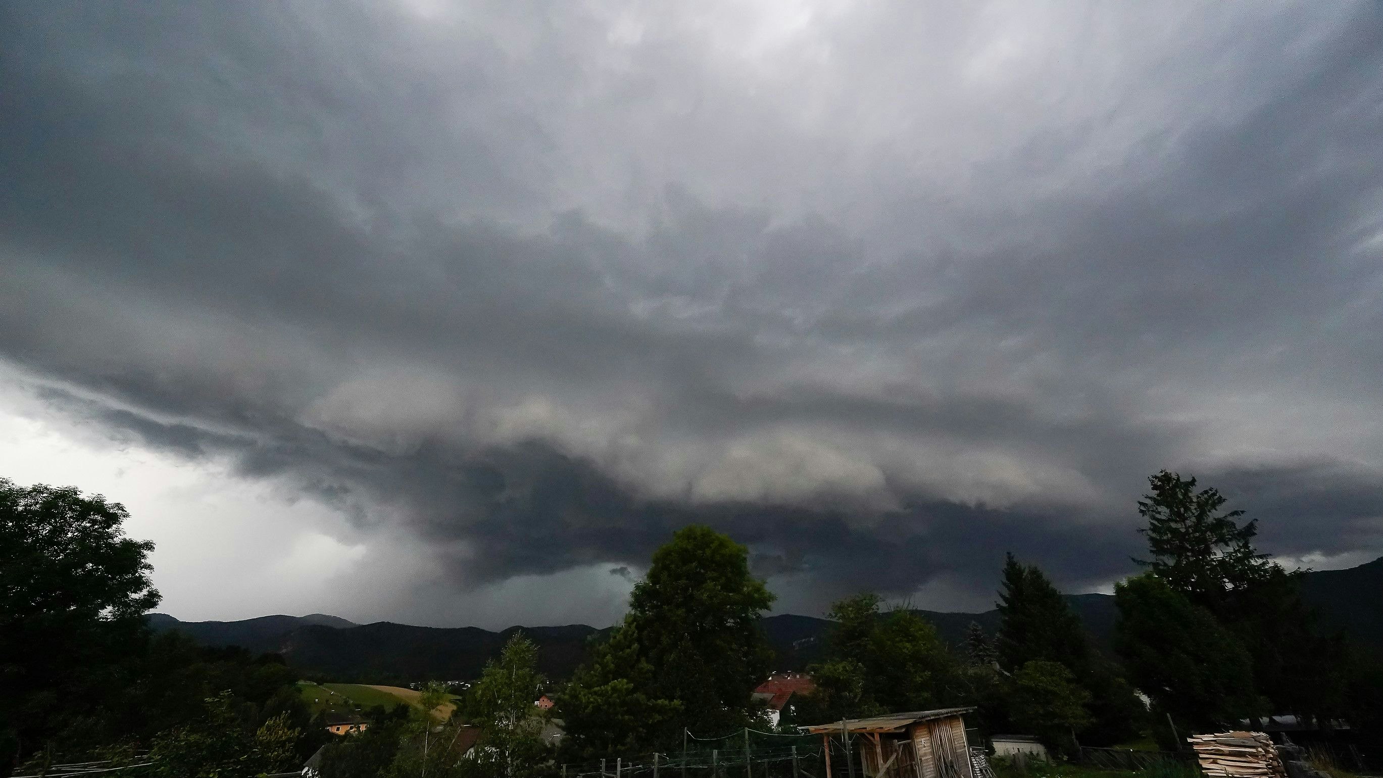 Heute.at - Heftige Gewitter bringen Sintflut-Regen nach Österreich