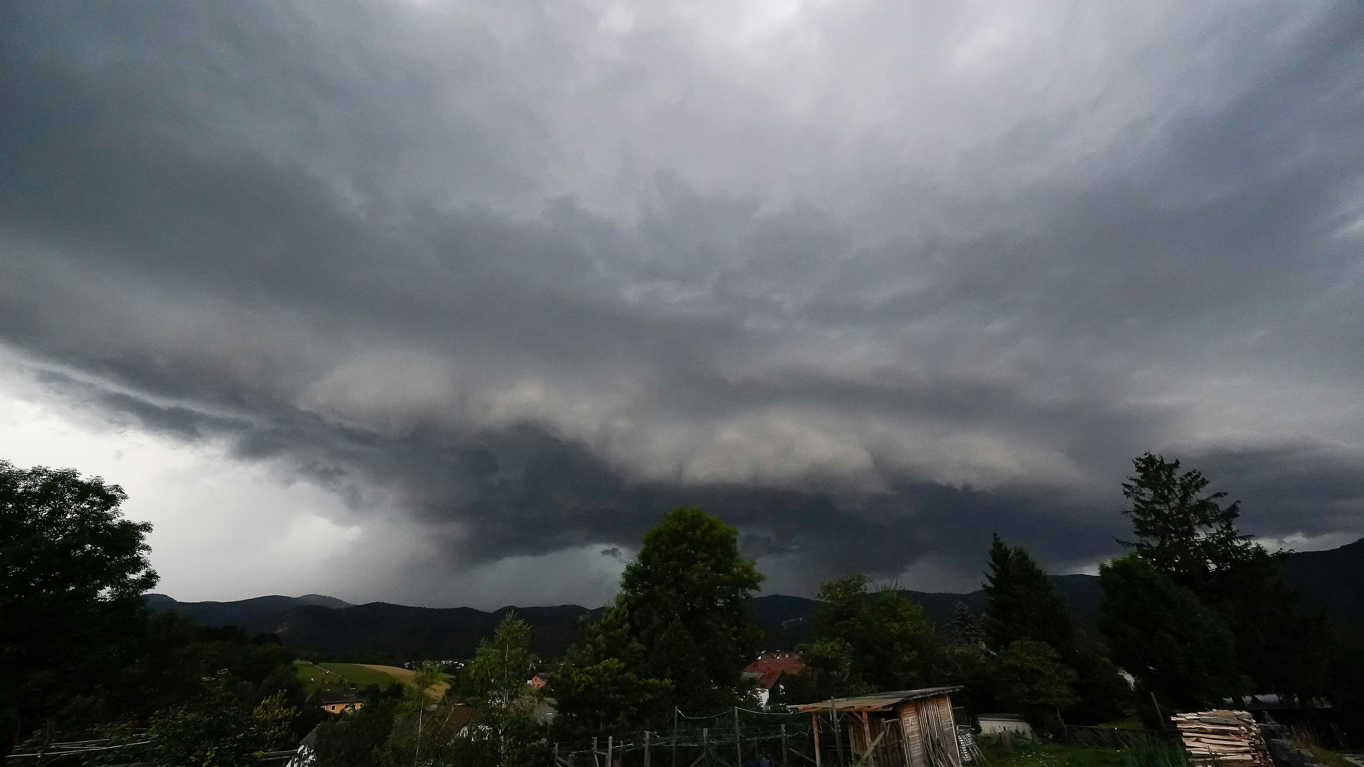 Eine Gewitterwolke zieht über dem Bezirk Neusiedl, Burgenland, auf. Archivbild.