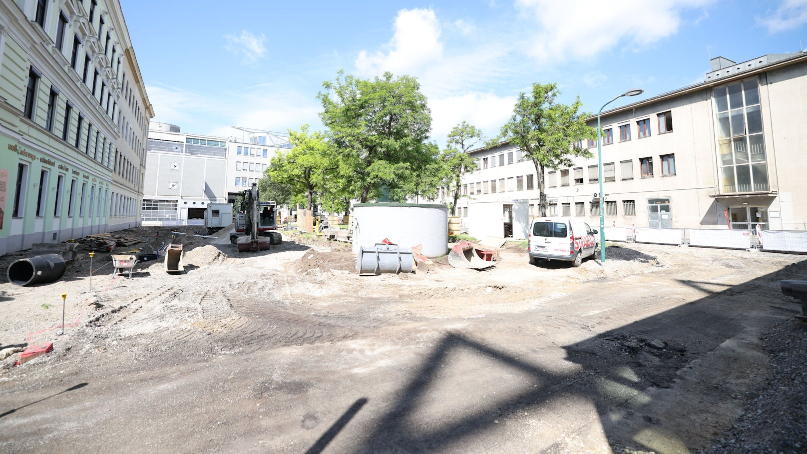 Die Umbauarbeiten in Wien-Fünfhaus haben schon begonnen, die Betonwüste hinter dem Westbahnhof wird bereits aufgegraben.&nbsp;