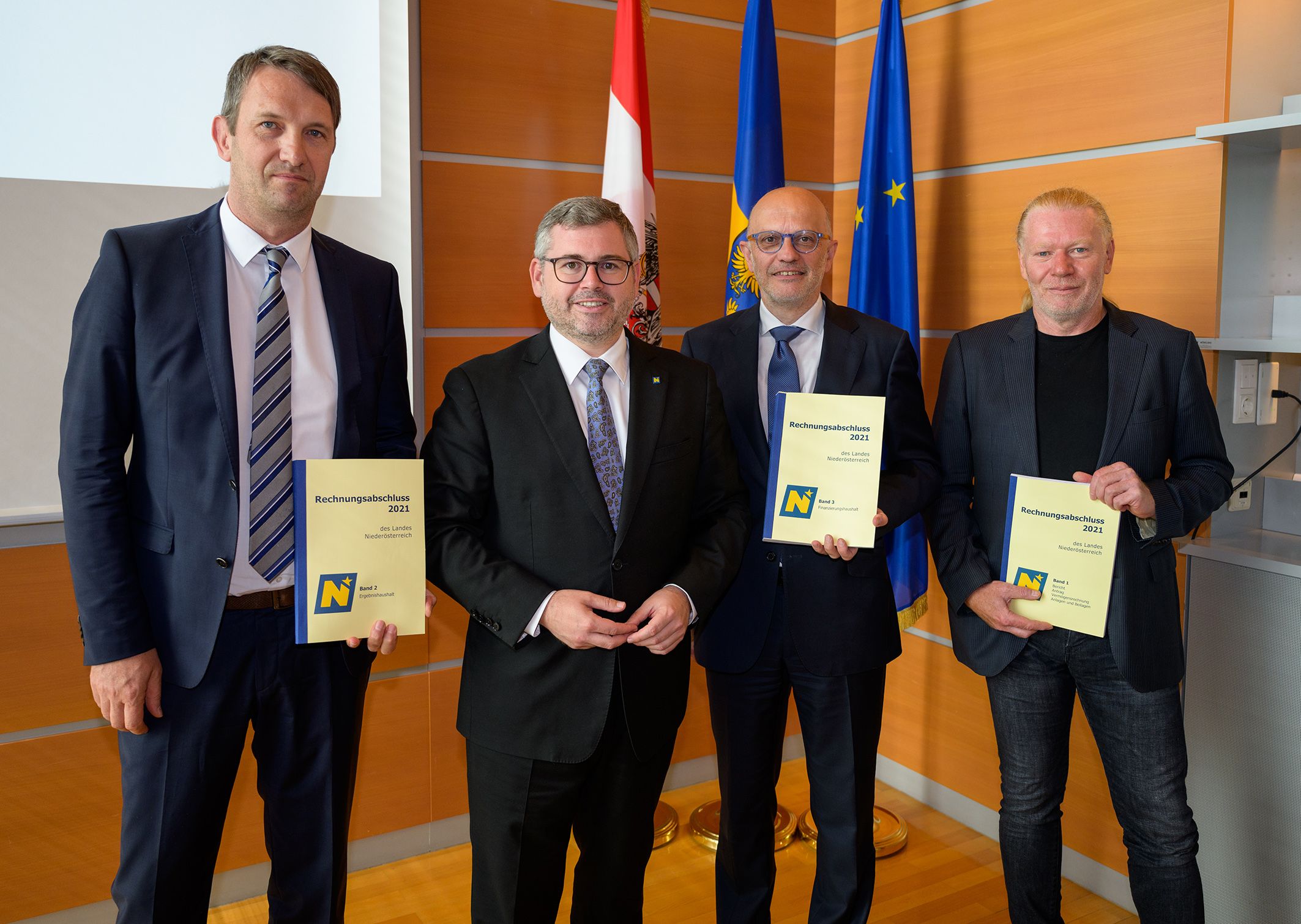Schleritzko (2. v. l.) bei der Präsentation des Rechnungsabschlusses.