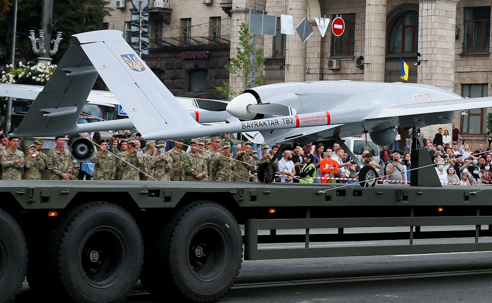Eine Bayraktar-Kampfdrohne des ukrainischen Militärs während einer Parade in Kiew, Archivbild 2021.
