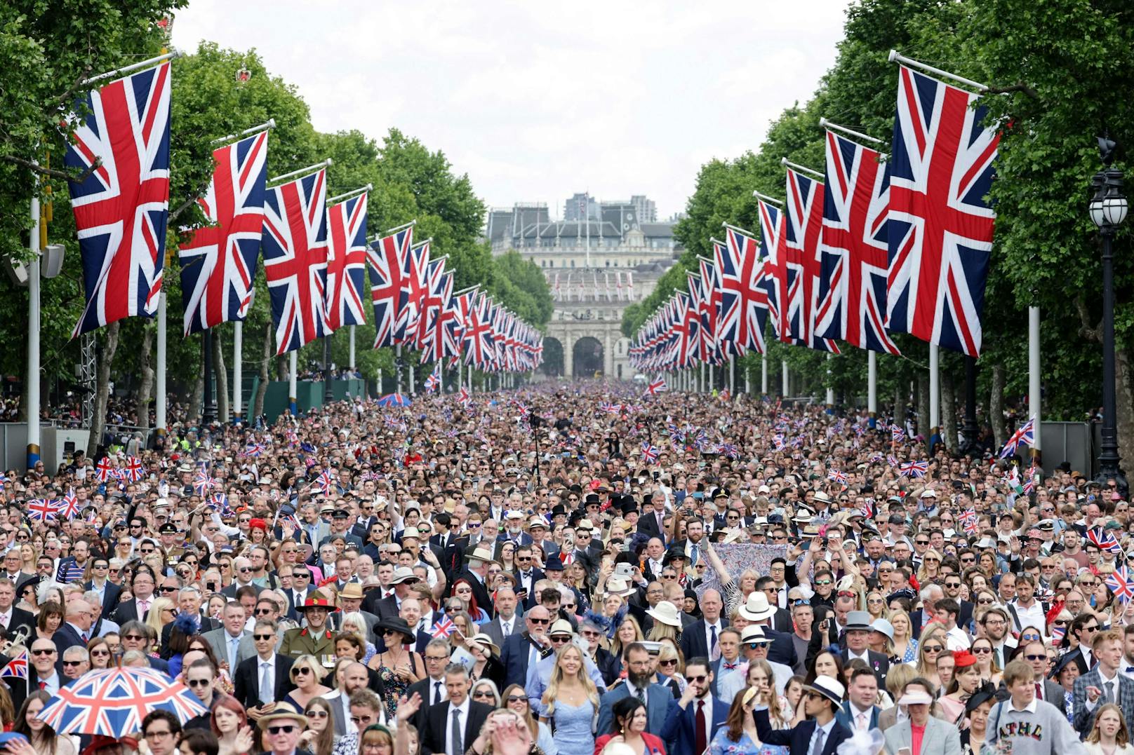 The Mall ist die berühmte Straße, die zum Buckingham Palace führt. Dieses Jahr waren es besonders viele Menschen.