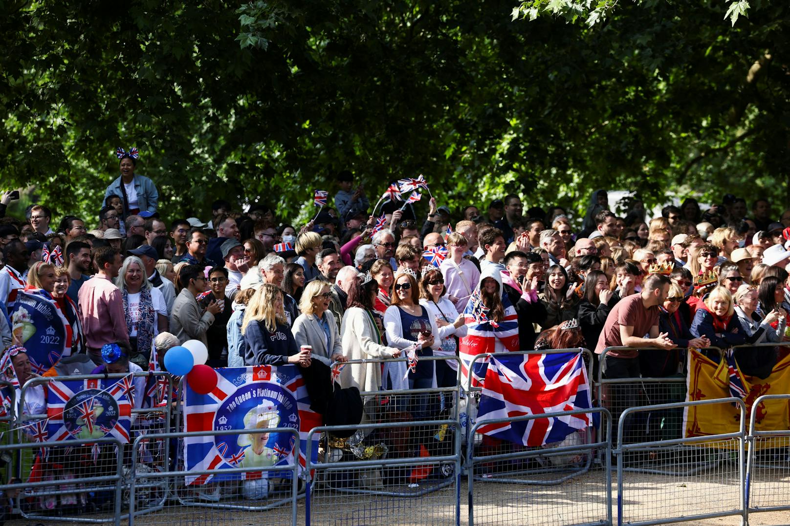 Nicht alle durften auf die Straße, was zu Unmut unter den Royal-Fans führte. 