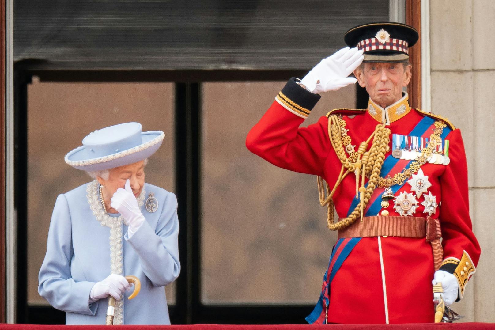 Die Queen zusammen mit Prinz Edvard auf dem Balkon des Palasts – die Fotos erwecken den Eindruck, als hätte die Monarchin Freudentränen verdrückt.