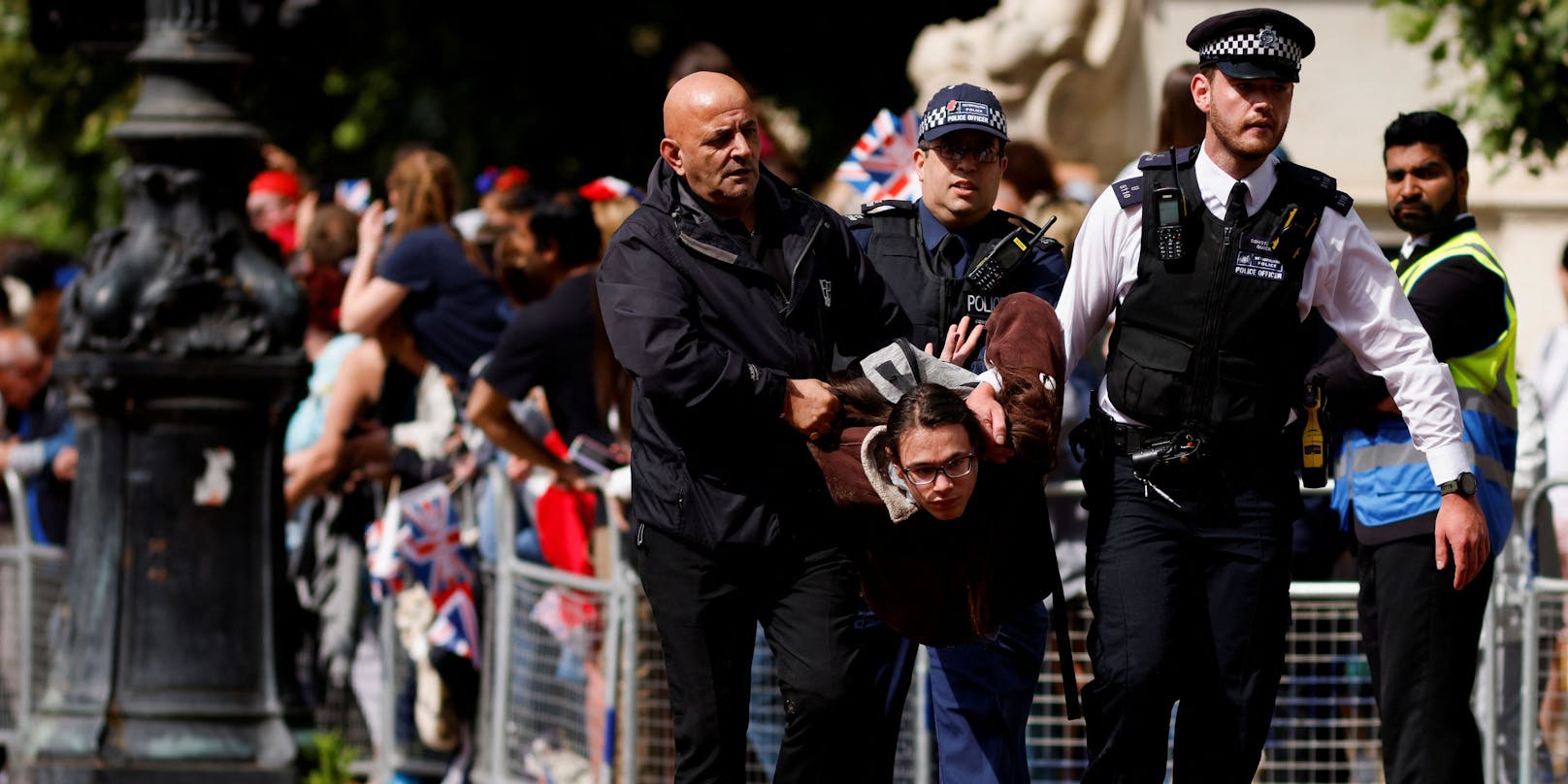 Die britische Polizei nimmt die Aktivisten fest.