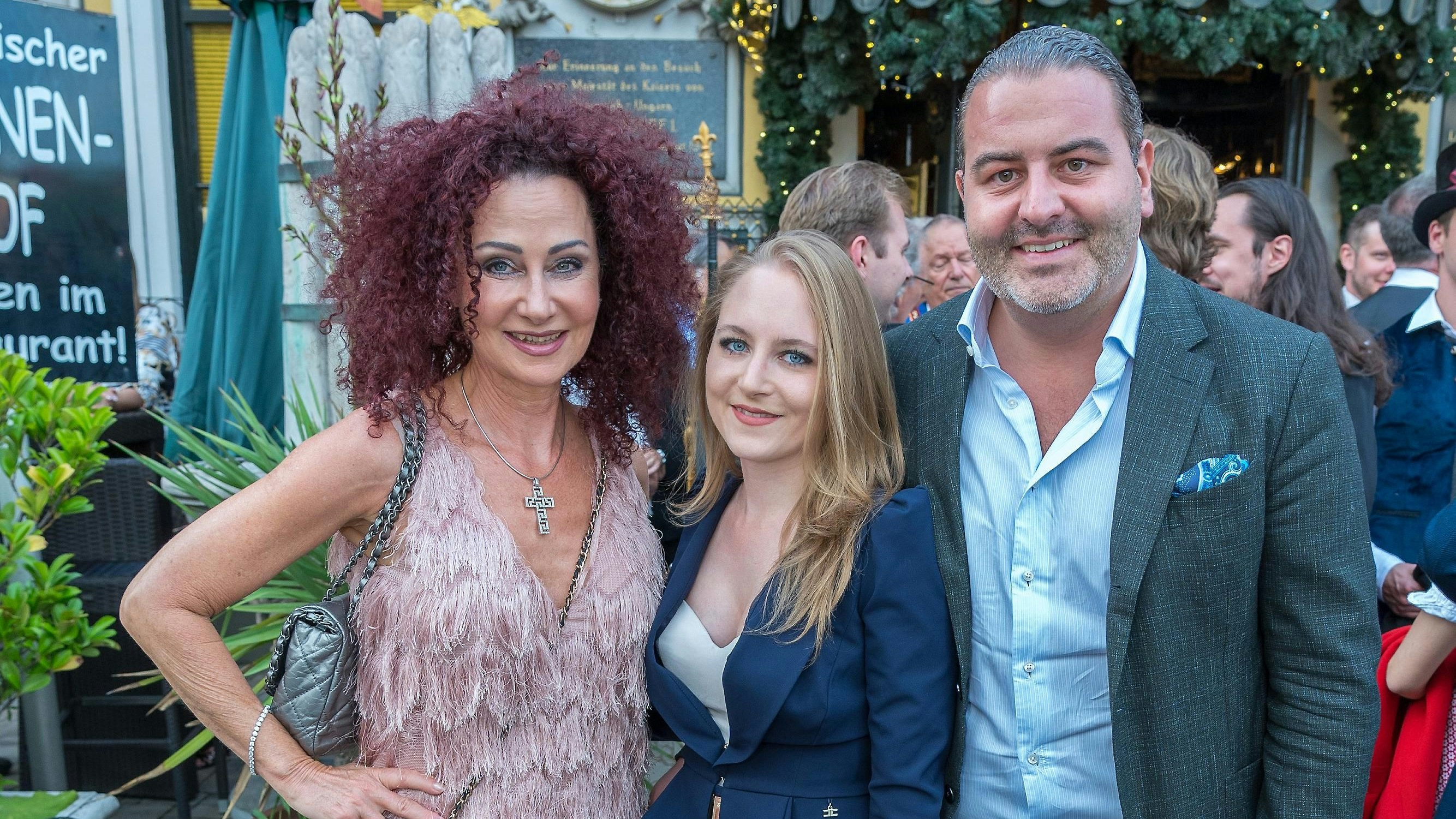 Mausi und Jacqueline Lugner mit Freund Leo Kohlbauer