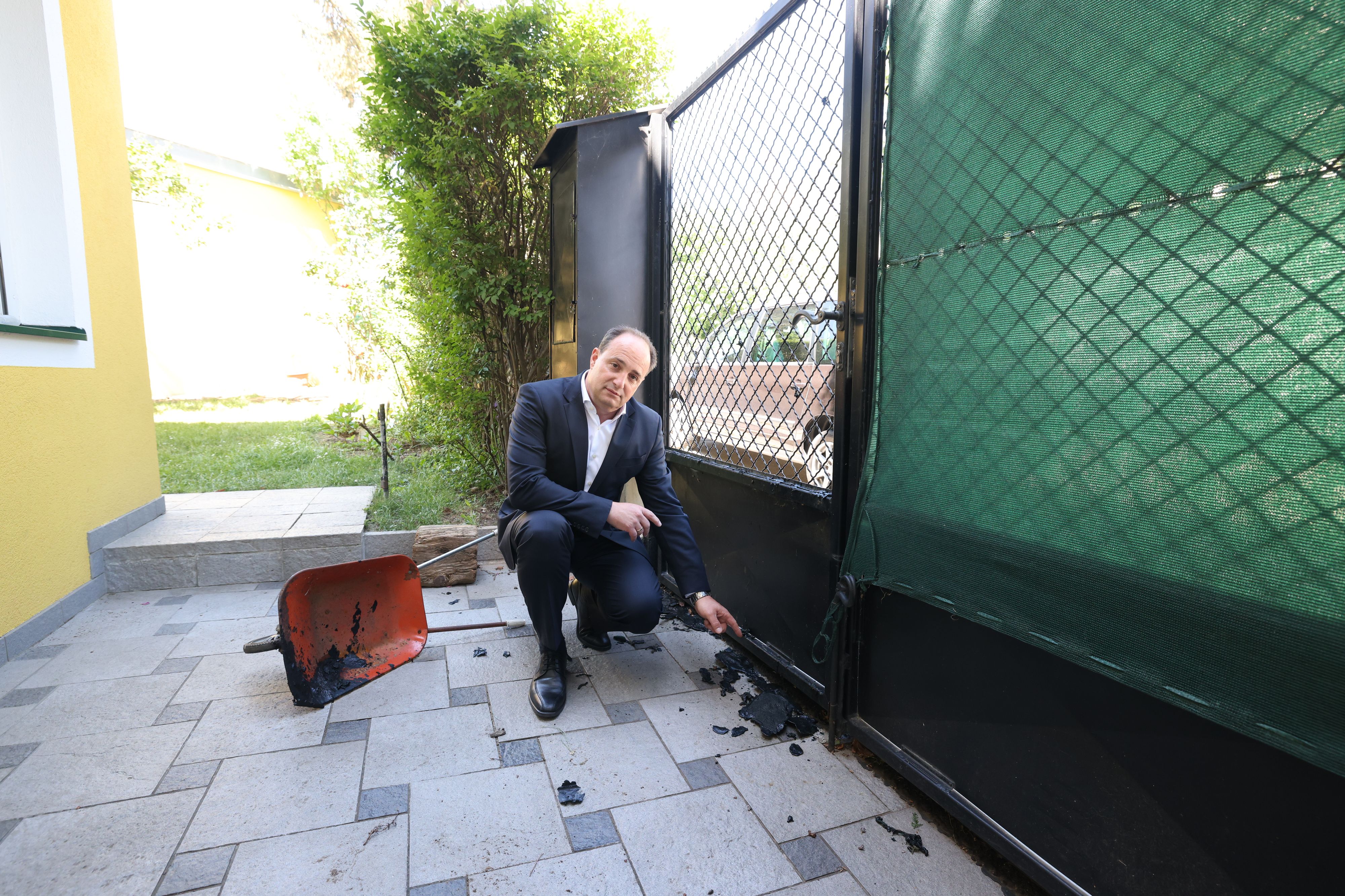 Christian S. beim angezündeten Zaun vor seinem Haus in Wien-Favoriten.