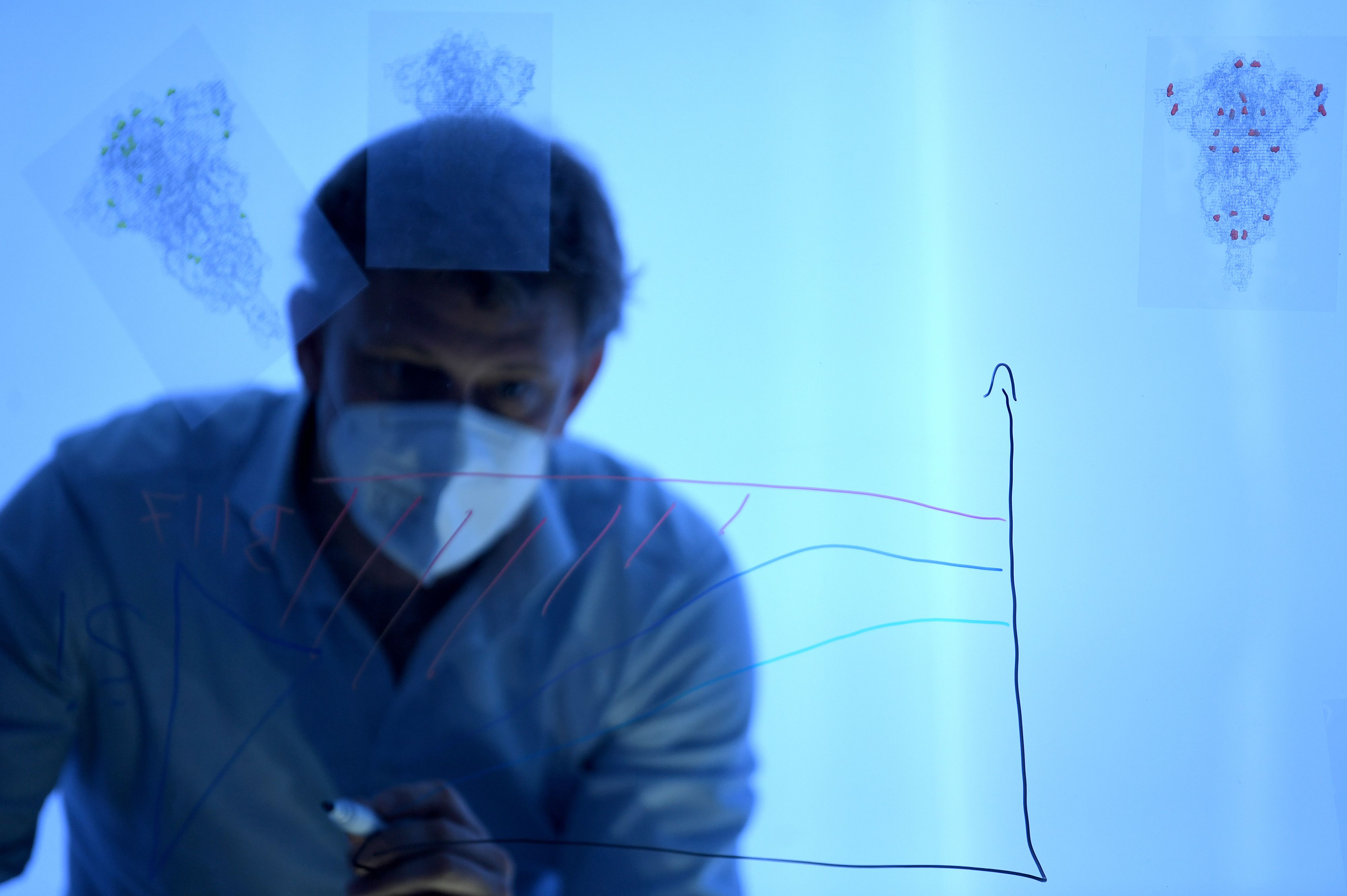 Corona-Experte Ullrich Elling beim Betrachten der Strukturen von Spike-Proteinen.