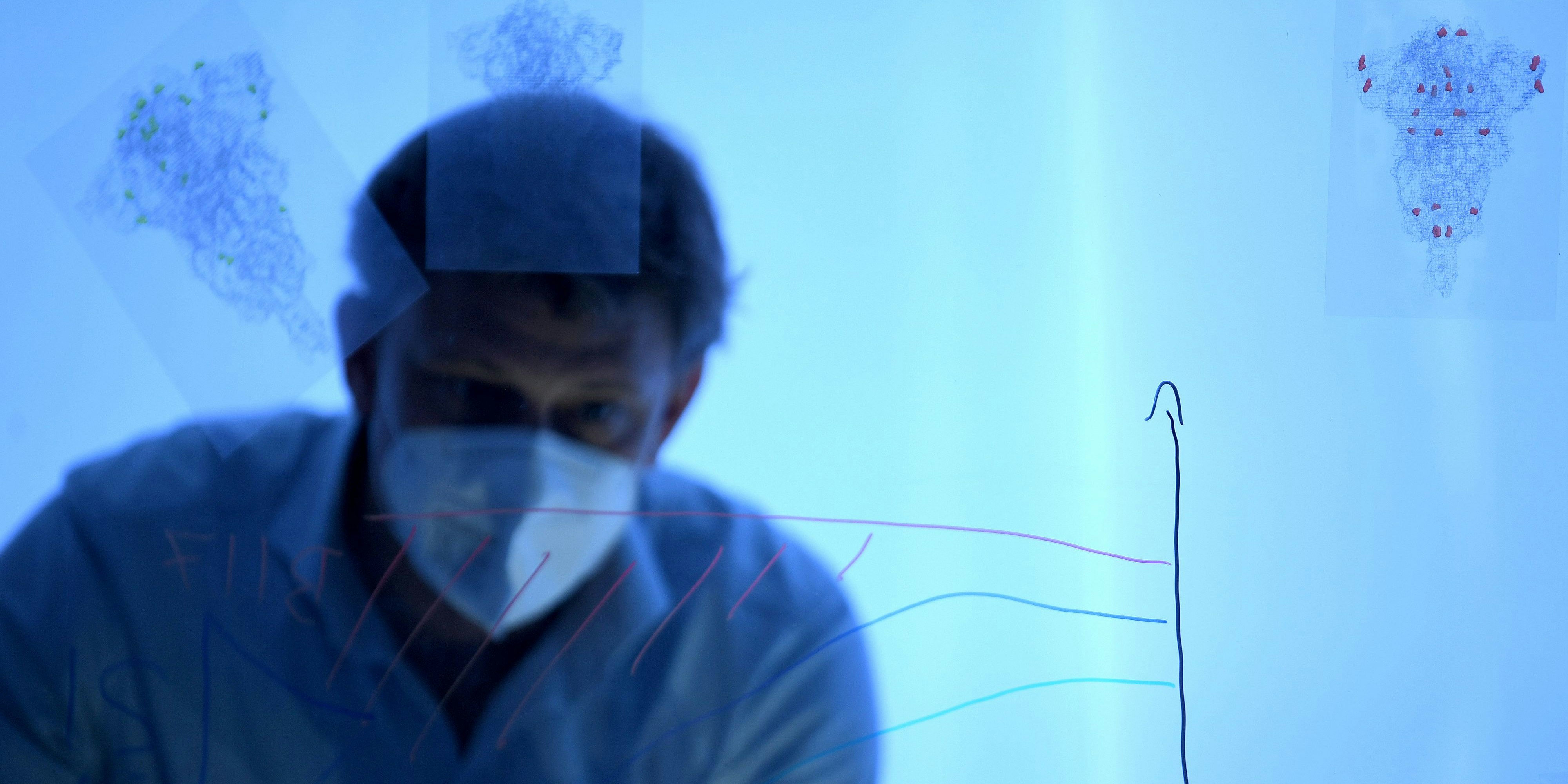 Corona-Experte Ullrich Elling beim Betrachten der Strukturen von Spike-Proteinen .