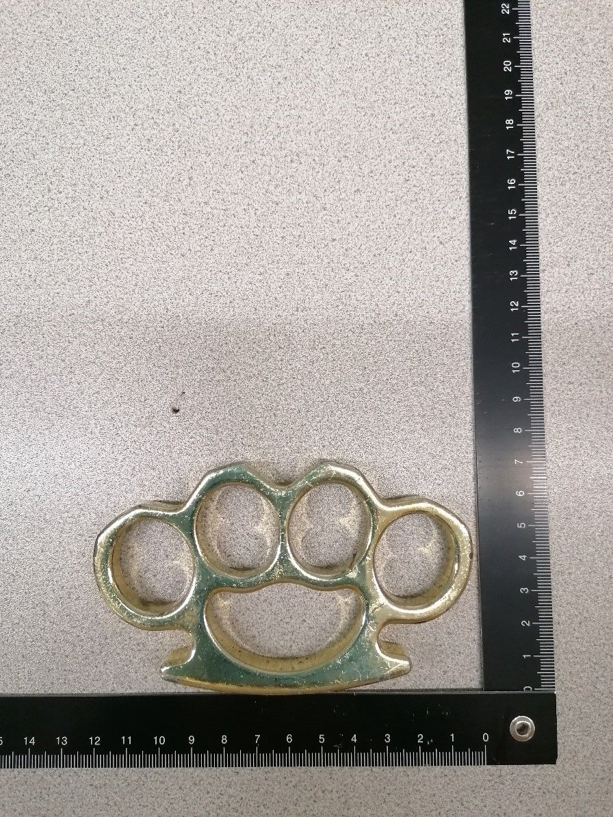 Die Polizei konnte unter anderem den Schlagringt beim Verdächtigen sicherstellen.