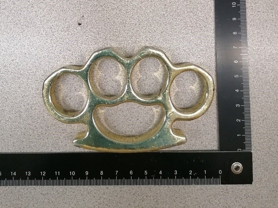 Die Polizei konnte unter anderem den Schlagringt beim Verdächtigen sicherstellen.