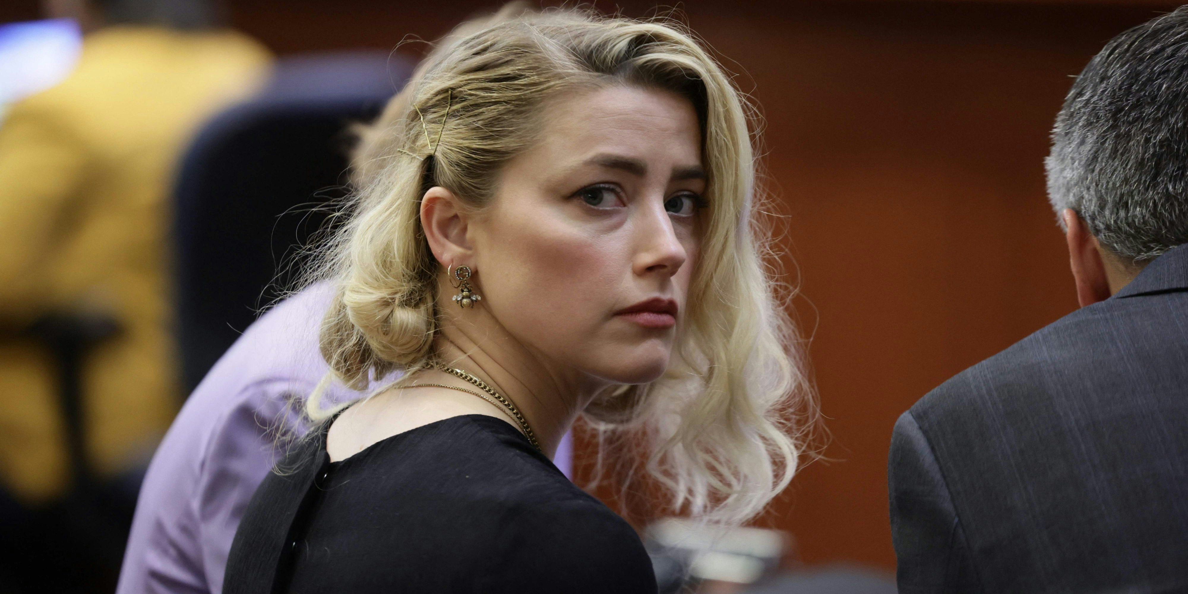 Download von www.picturedesk.com am 03.06.2022 (07:25).  US actress Amber Heard waits before the jury said that they believe she defamed ex-husband Johnny Depp, while announcing split verdicts in favor of both her ex-husband Johnny Depp and Heard on their claim and counter-claim in the Depp v. Heard civil defamation trial at the Fairfax County Circuit Courthouse in Fairfax, Virginia, on June 1, 2022. - A US jury on Wednesday found Johnny Depp and Amber Heard defamed each other, but sided far more strongly with the "Pirates of the Caribbean" star following an intense libel trial involving bitterly contested allegations of sexual violence and domestic abuse. (Photo by EVELYN HOCKSTEIN / POOL / AFP) - 20220601_PD12247 - Rechteinfo: Rights Managed (RM) Nur für redaktionelle Nutzung! Werbliche Nutzung erfordert Freigabe: bitte schicken Sie uns eine Anfrage.