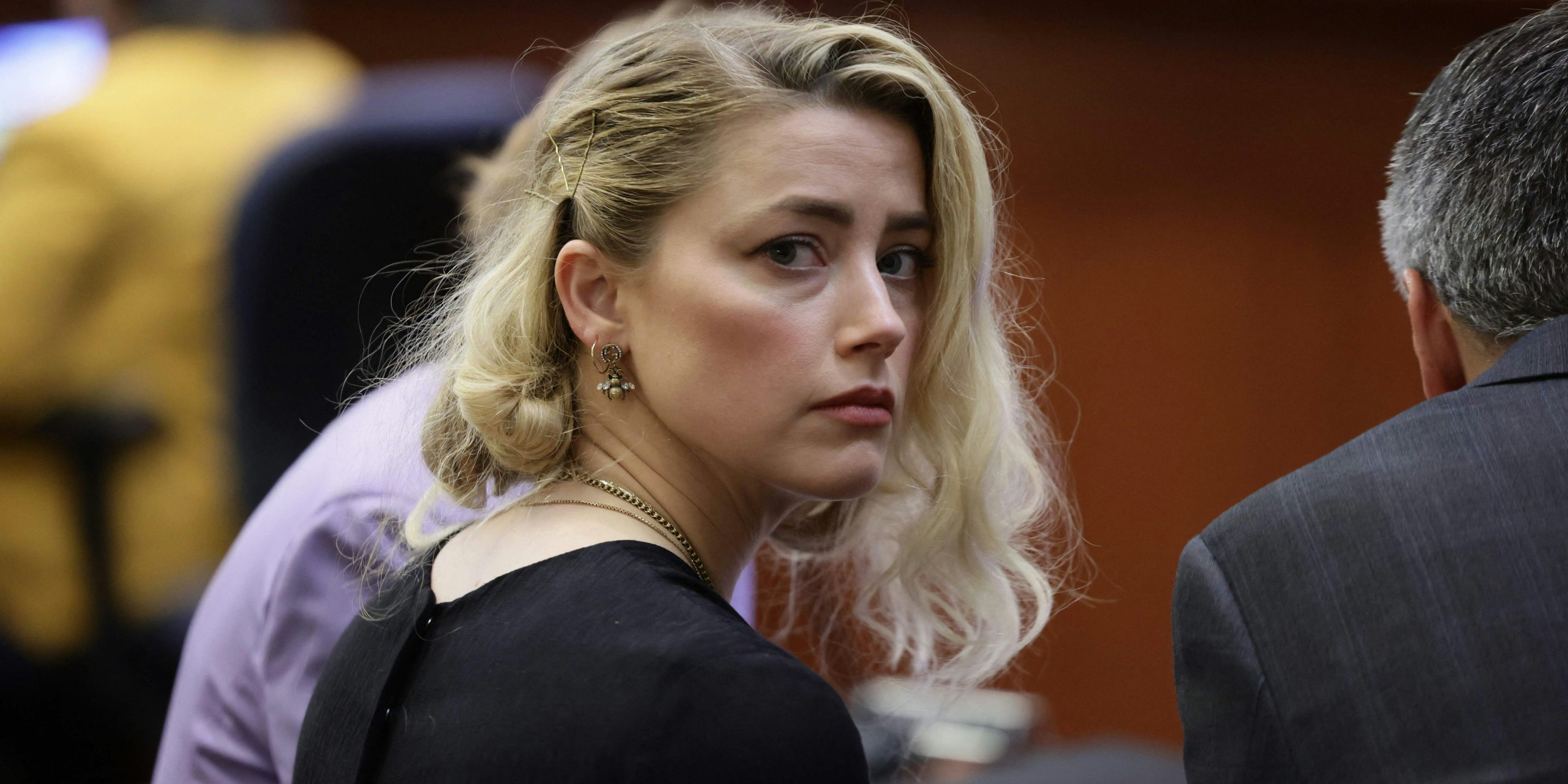 Download von www.picturedesk.com am 03.06.2022 (07:25).  US actress Amber Heard waits before the jury said that they believe she defamed ex-husband Johnny Depp, while announcing split verdicts in favor of both her ex-husband Johnny Depp and Heard on their claim and counter-claim in the Depp v. Heard civil defamation trial at the Fairfax County Circuit Courthouse in Fairfax, Virginia, on June 1, 2022. - A US jury on Wednesday found Johnny Depp and Amber Heard defamed each other, but sided far more strongly with the "Pirates of the Caribbean" star following an intense libel trial involving bitterly contested allegations of sexual violence and domestic abuse. (Photo by EVELYN HOCKSTEIN / POOL / AFP) - 20220601_PD12247 - Rechteinfo: Rights Managed (RM) Nur für redaktionelle Nutzung! Werbliche Nutzung erfordert Freigabe: bitte schicken Sie uns eine Anfrage.