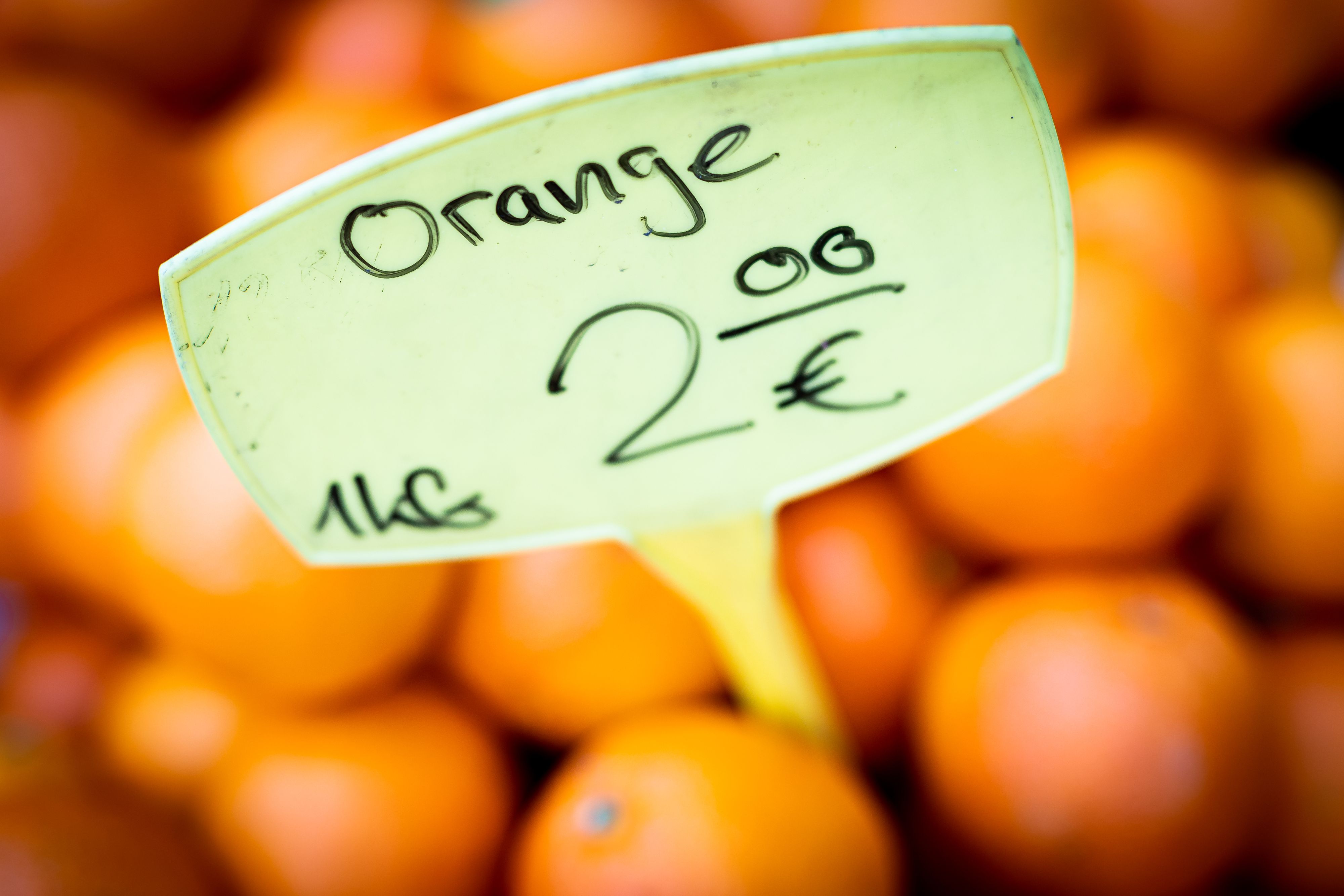 Download von www.picturedesk.com am 03.06.2022 (12:33).  PRODUCTION - 29 January 2022, Lower Saxony, Hanover: Oranges are offered for 2 euros per kilogram at a stand at a weekly market. After the price surge in 2021, consumers in Germany are hoping for an easing of inflation. How inflation has developed in January 2022, the Federal Statistical Office announces in the afternoon (31.01.2022) in a first estimate. In December 2021, consumer prices had risen by 5.3 percent year-on-year. Photo: Moritz Frankenberg/dpa - 20220129_PD12507 - Rechteinfo: Rights Managed (RM)