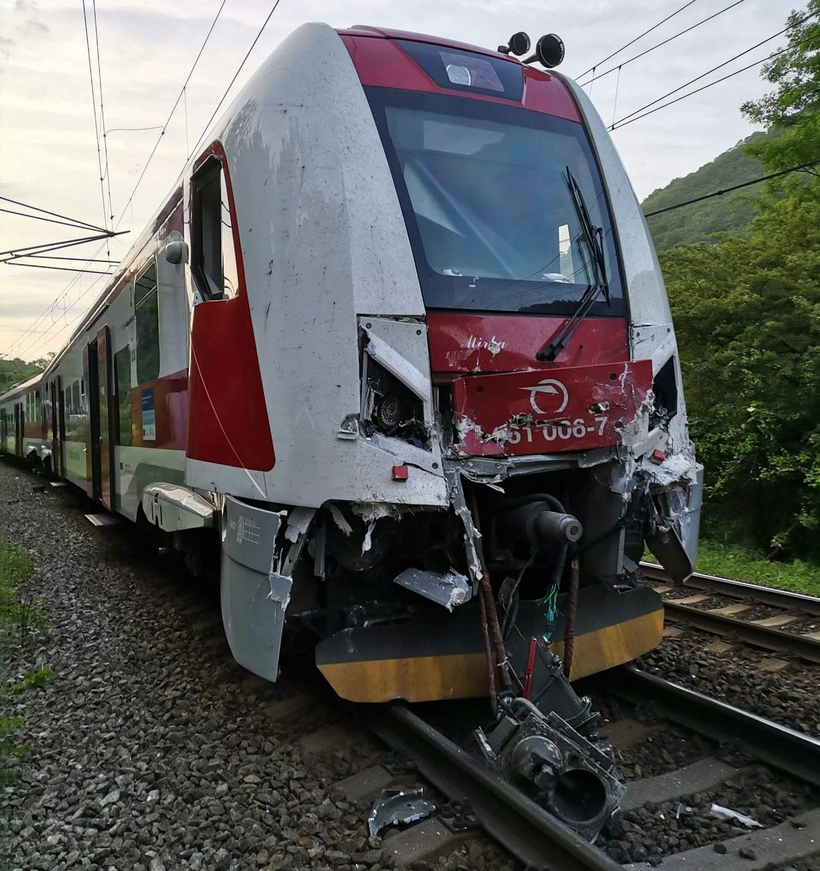 Schweres Zugunglück in der Slowakei mit Dutzenden Verletzten. Bilder vom Einsatzort bei der Gemeinde Strecno am 3. Juni 2022.