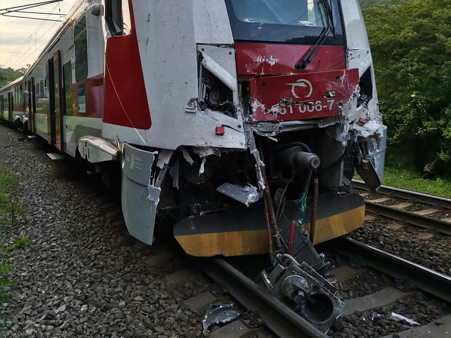 Schweres Zugunglück in der Slowakei mit Dutzenden Verletzten. Bilder vom Einsatzort bei der Gemeinde Strecno am 3. Juni 2022.