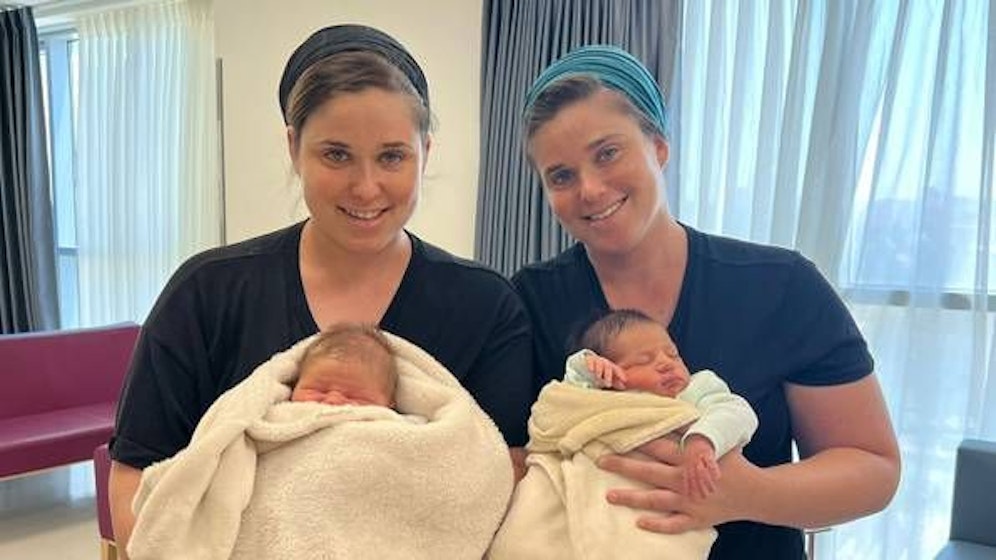 Die beiden Zwillingsschwestern aus Jerusalem haben am selben Tag ihre Söhne entbunden.