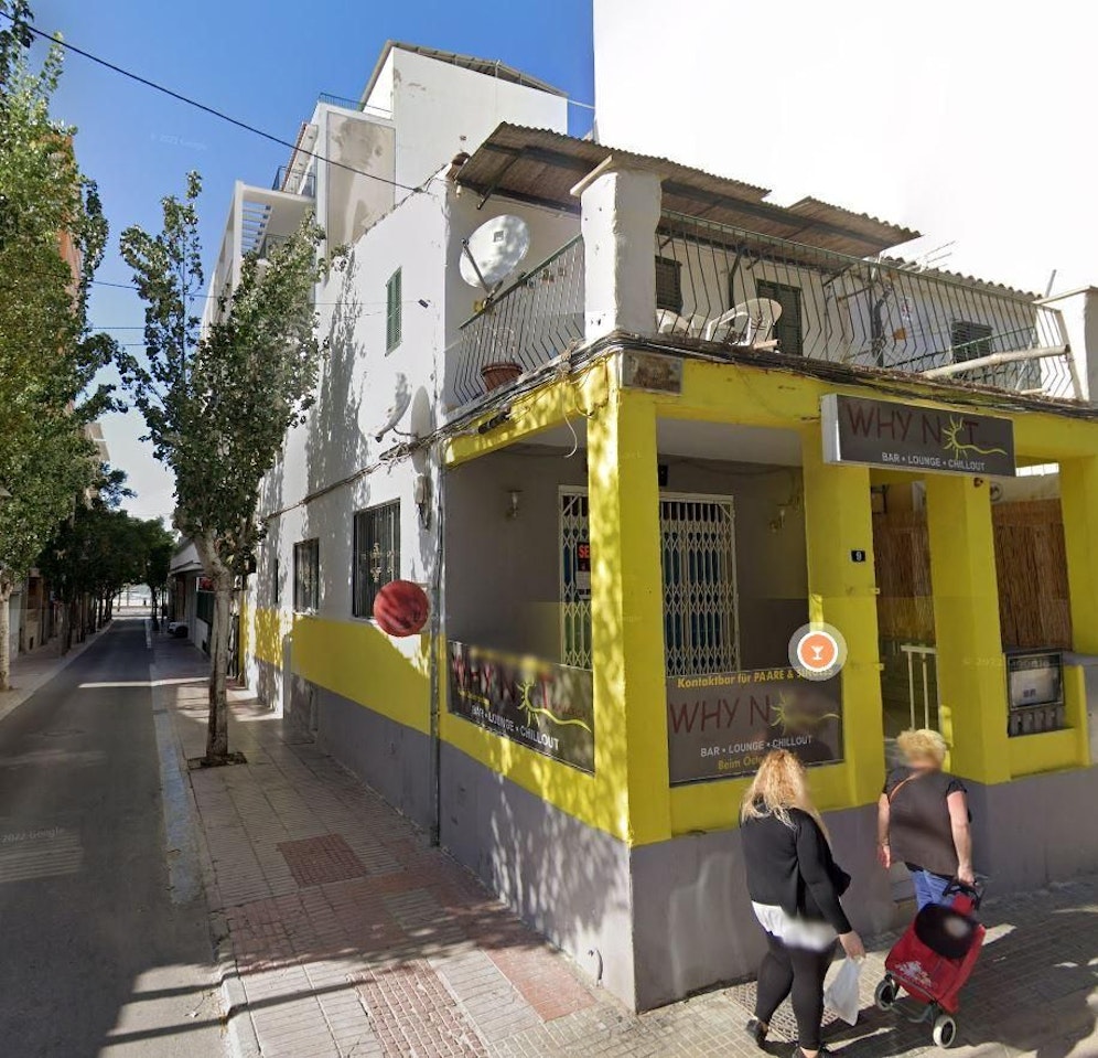 Die Bar Why Not Mallorca im Zentrum von Arenal brannte fast komplett aus.