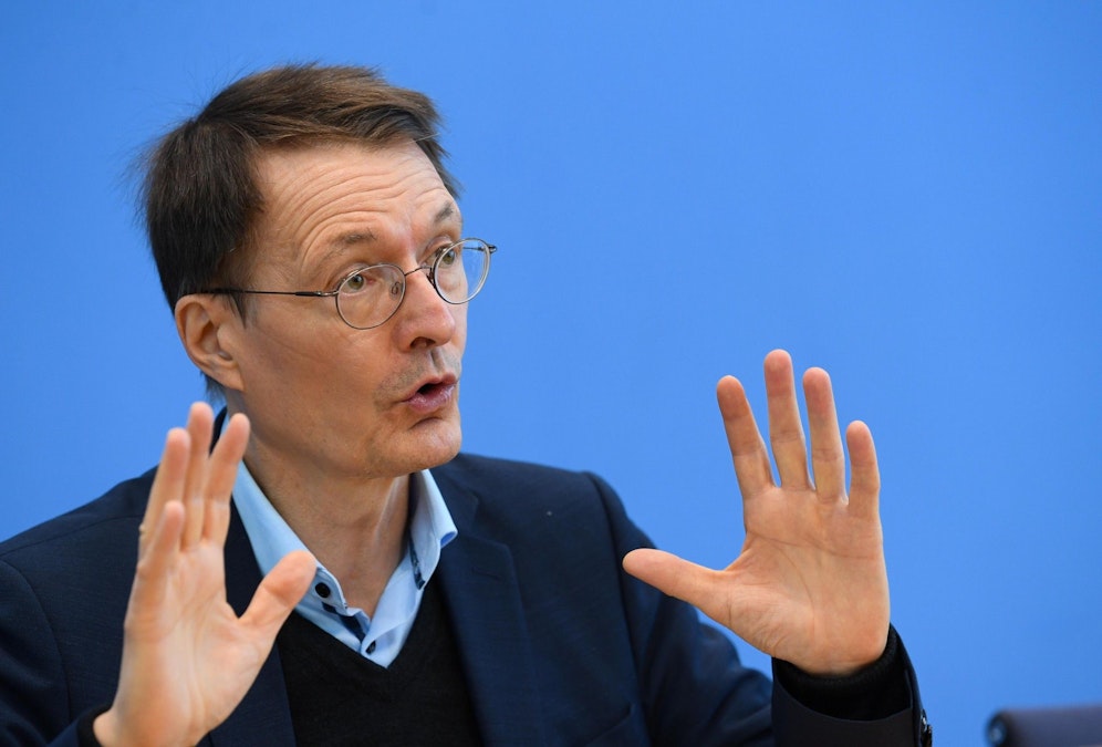 Ministerinnen und Minister reagieren mit Protest, nachdem Karl Lauterbach die Gesundheitssenatorin Melanie Leonhard wegen eines Schokoriegels getadelt hat. 