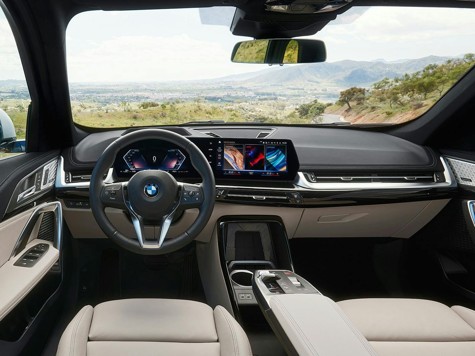 Das Cockpit verfügt jetzt auch über das BMW Curved Display