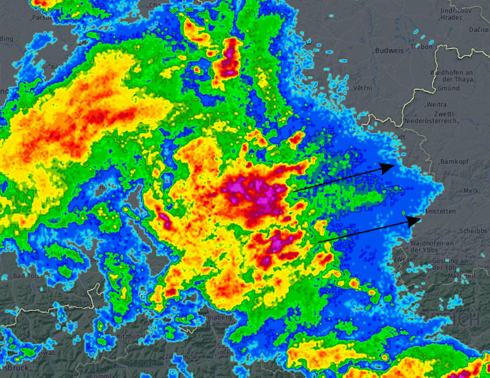 Das Radarbild zeigt die heftige Gewitterfront über Oberösterreich mit Kurs nach Osten.