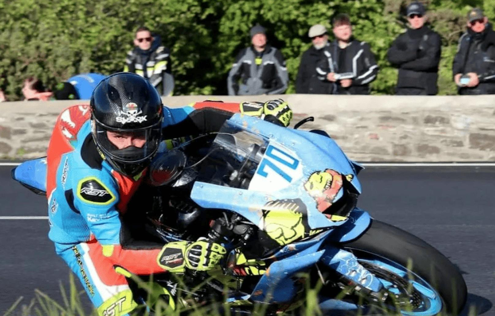 Der 29-jährige Motorradrennfahrer Mark Purslow ist am Mittwoch in der Qualifikation für die Isle of Man TT ums Leben gekommen.