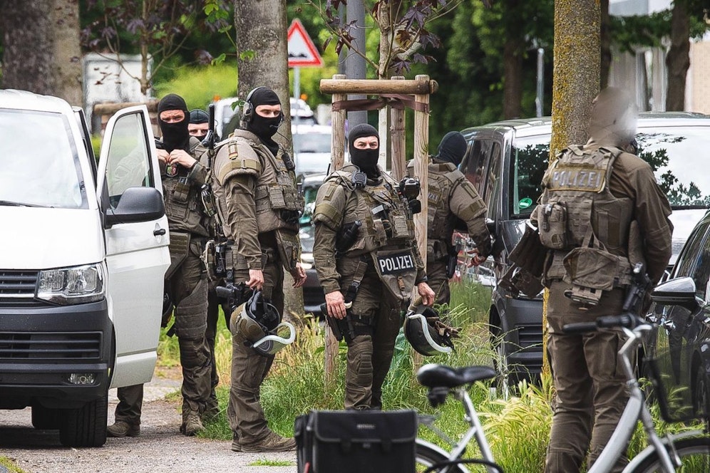 Das deutsche Sondereinsatzkommando fahndet seit Wochen nach dem entführten Mann aus Oberhausen. Hier stürmte es ein Gebäude in Oer-Erkenchwick, unweit von Oberhausen. 