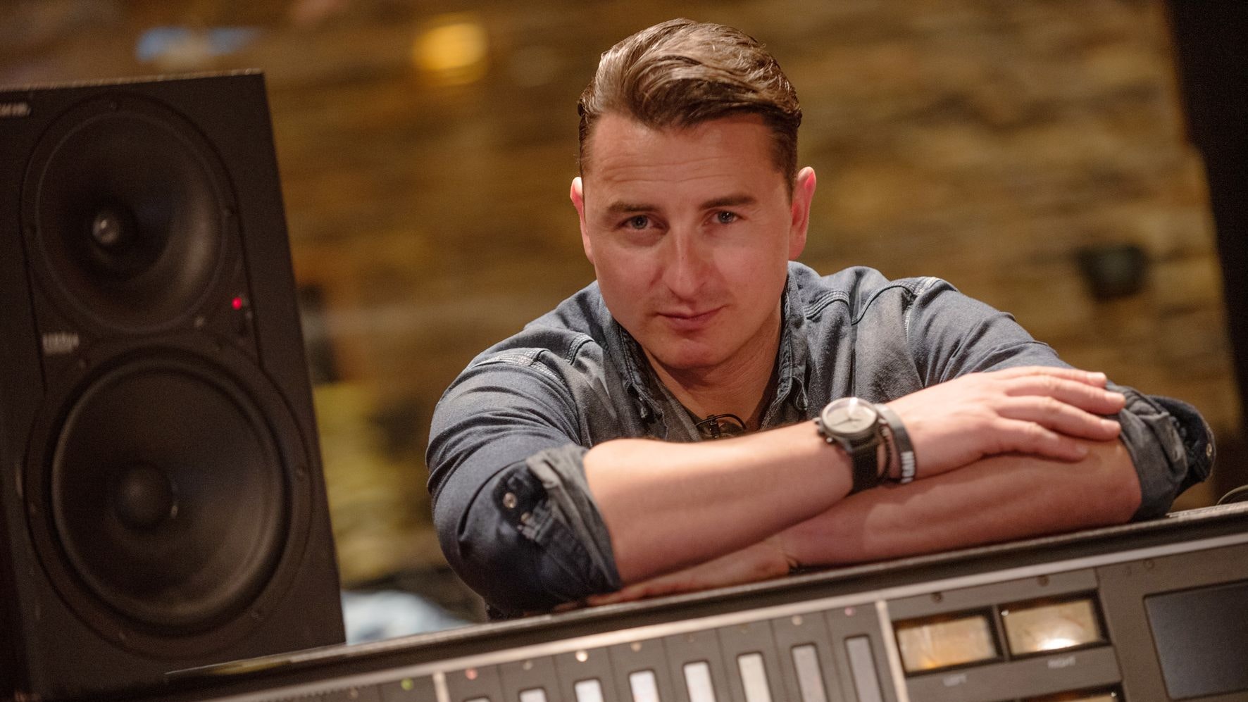 ""Ein neuer Anfang" - Andreas Gabalier im Studio", Diese Musik-Dokumentation begleitet Andreas Gabalier auf dem Weg zu seinem neuen Studio-Album. Von den ersten Notizen und Fragmenten, die oftmals in der Abgeschiedenheit der Ramsau entstehen über die folgenden Demo-Entwürfe aus dem eigenen Heimstudio in Graz bis hin zu den Studio Aufnahmen in Nashville und Berlin.  Dort werden in historischer Umgebung aus den musikalischen Ideen von Andreas Gabalier hochkarätige Songs im typischen Stil des Volks-Rock'n'Rollers. Zu sehen ist der gesamte Arbeitsprozess inklusive Interviews der beteiligten "Grammy"-nominierten Musiker aus Nashville, des Management- und Produzenten-Teams, sowie natürlich die persönlichen Einblicke und Gedanken des Andreas Gabalier - abseits der Bühnenkunstfigur des Volks-Rock'n'Rollers. Ein Film von Helmut Gürtl.Im Bild: Andreas Gabalier bei den Studio-Aufnahmen in Nashville.  SENDUNG: ORF2 - SA - 04.06.2022 - 22:45 UHR. - Veroeffentlichung fuer Pressezwecke honorarfrei ausschliesslich im Zusammenhang mit oben genannter Sendung oder Veranstaltung des ORF bei Urhebernennung.  Foto: ORF/ORF-Steiermark.  Anderweitige Verwendung honorarpflichtig und nur nach schriftlicher Genehmigung der ORF-Fotoredaktion.  Copyright: ORF, Wuerzburggasse 30, A-1136 Wien, Tel. +43-(0)1-87878-13606