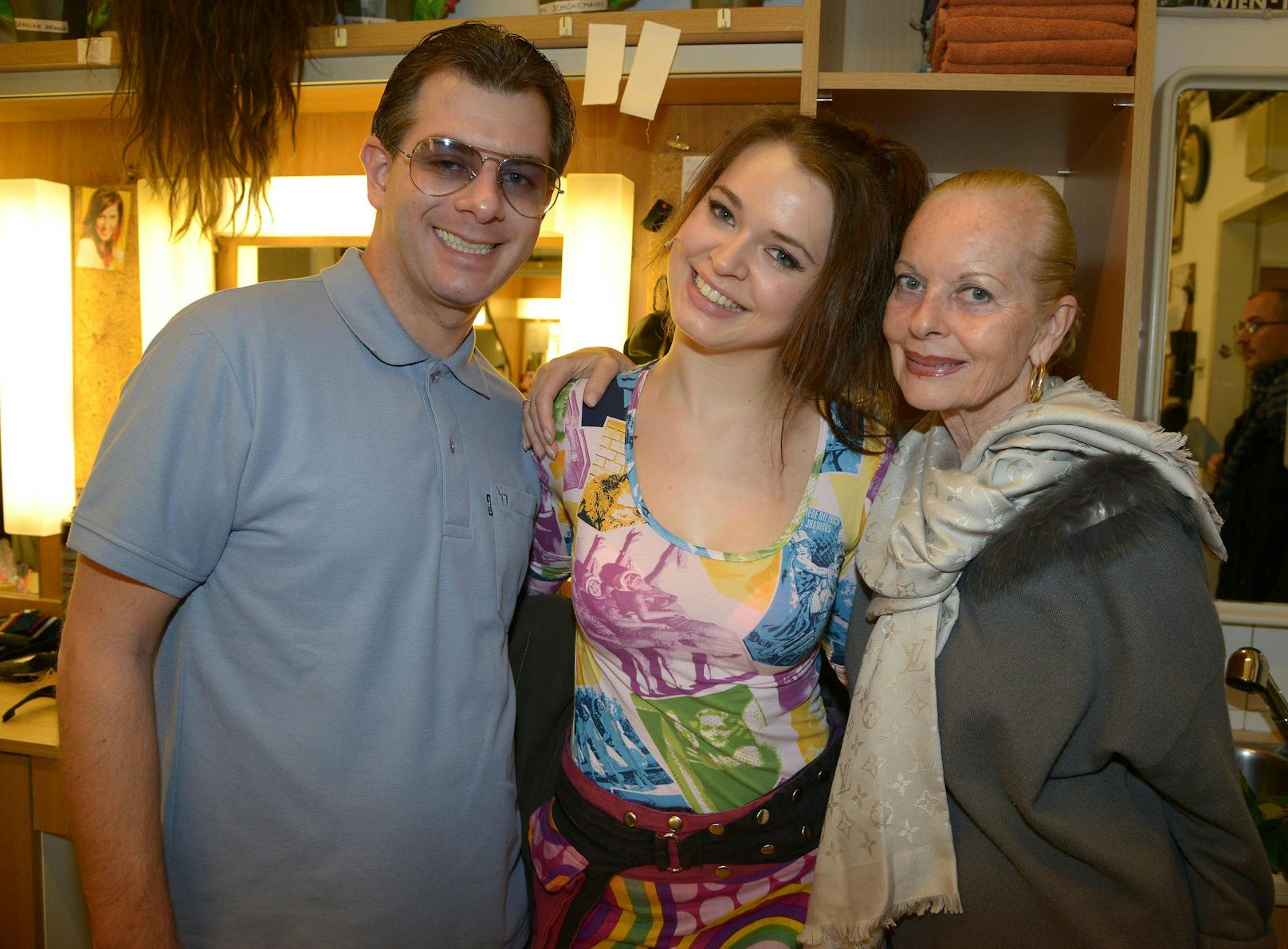 Spiehs junior bei der Premiere des Musicals für Kinder "Am Himmel die Wolken" mit Ex-Freundin Roxanne Rapp und Mutter Angelika